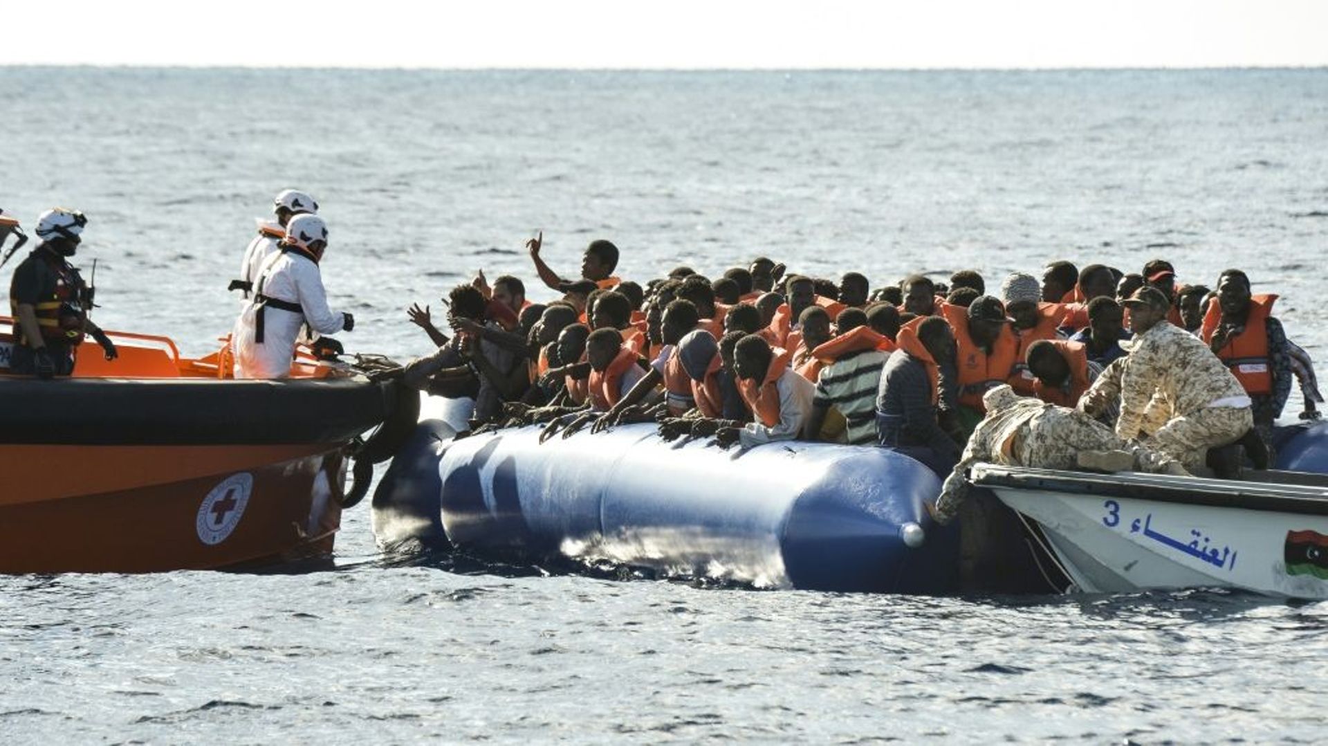 Des migrants secourus par la Croix rouge italienne en mer méditerranée le 4 novembre 2016