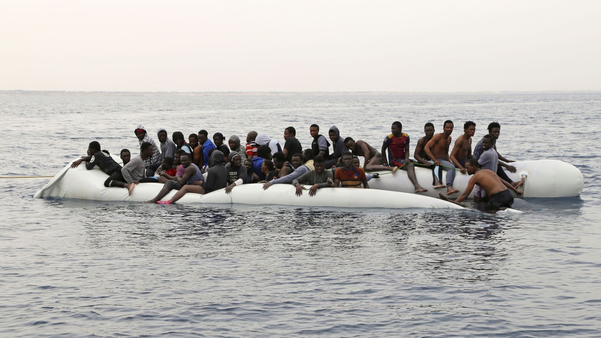 Libye: près de 300 migrants secourus en mer - RTBF Actus