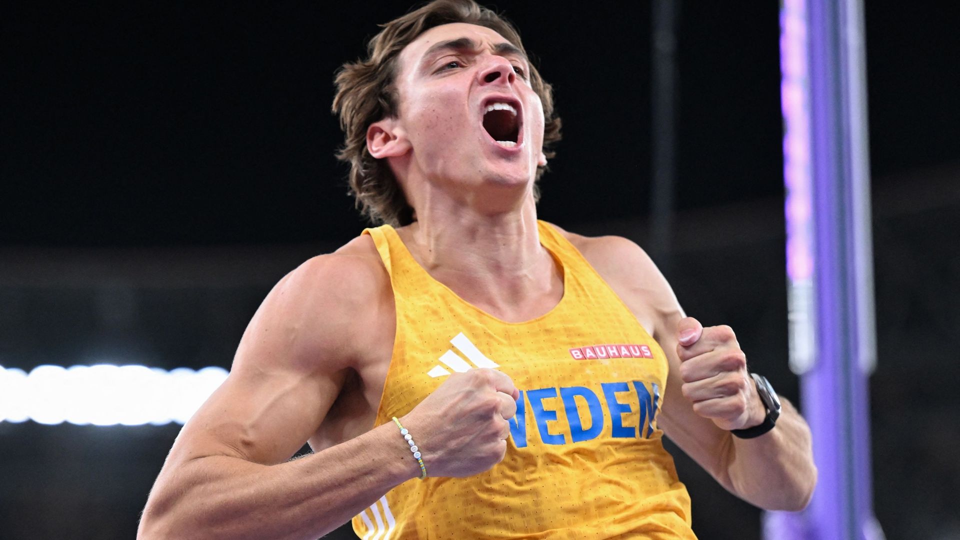 Mondiaux d’athlétisme : Mondo Duplantis s’envole à 6,30m pour un 14e record du monde et un triplé mondial