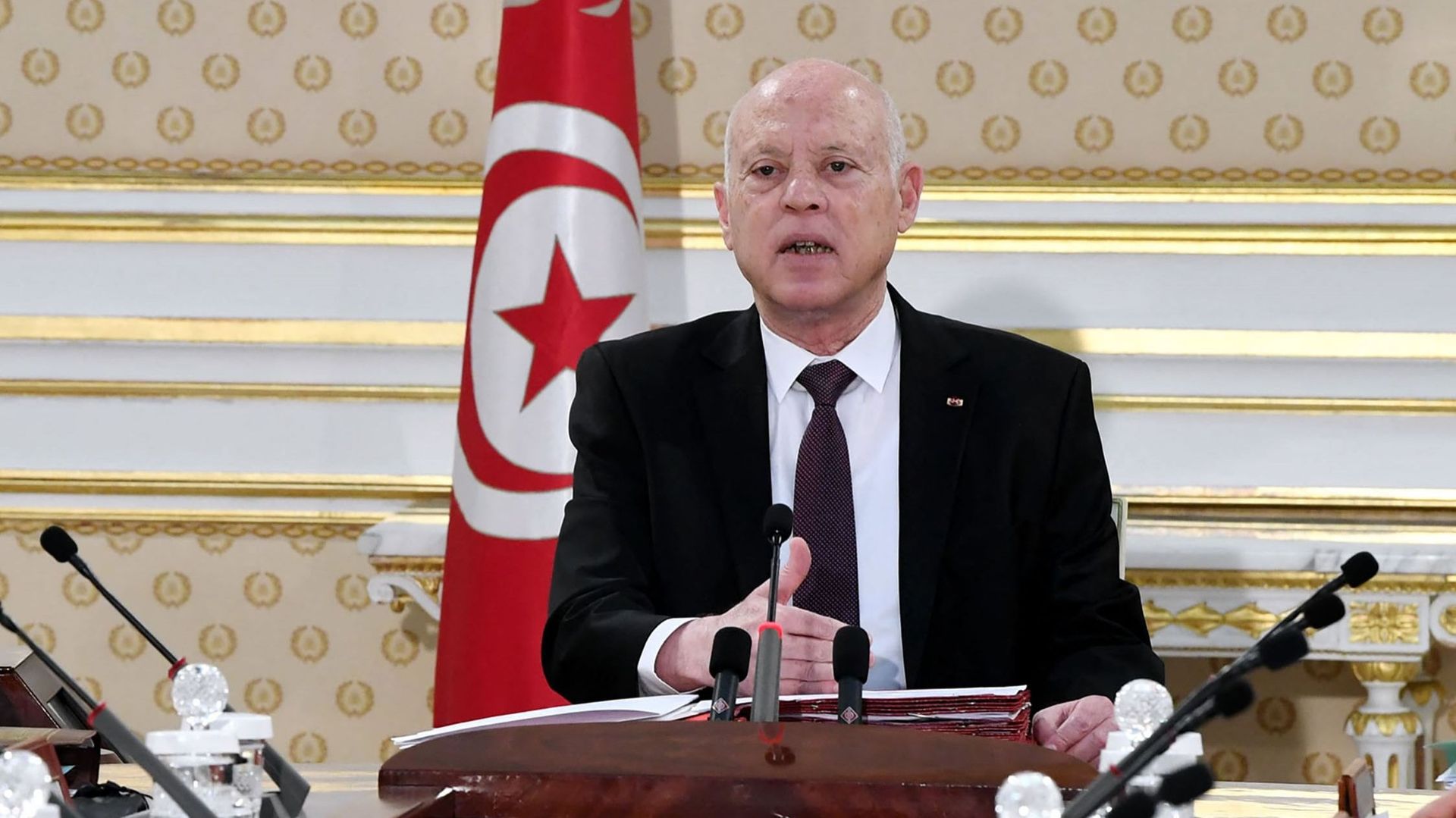 Le président Kais Saied participant à une réunion du cabinet dans la capitale Tunis le 13 décembre 2021.