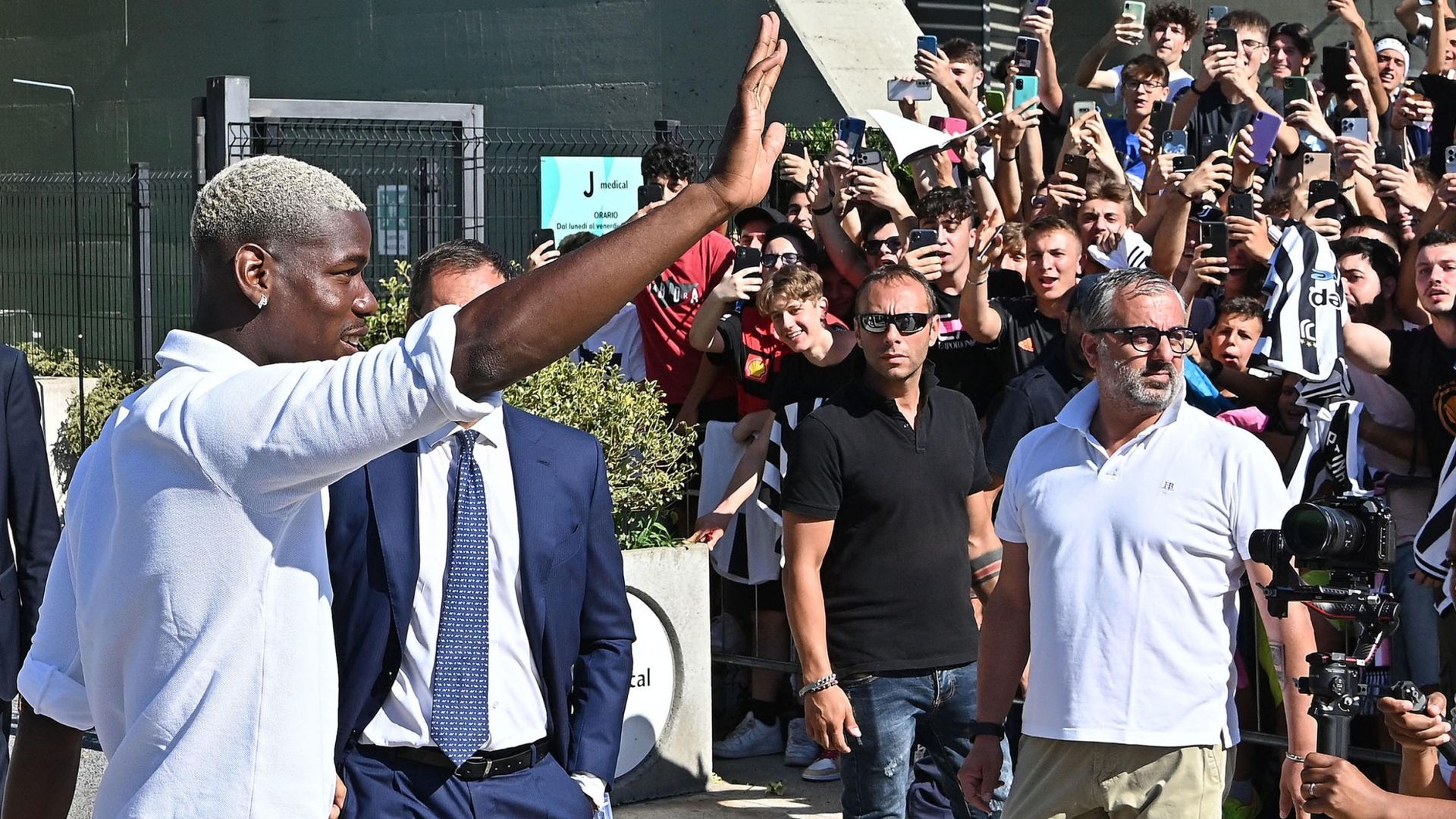 Paul Pogba saluant les supporters lors de son retour à la Juventus.