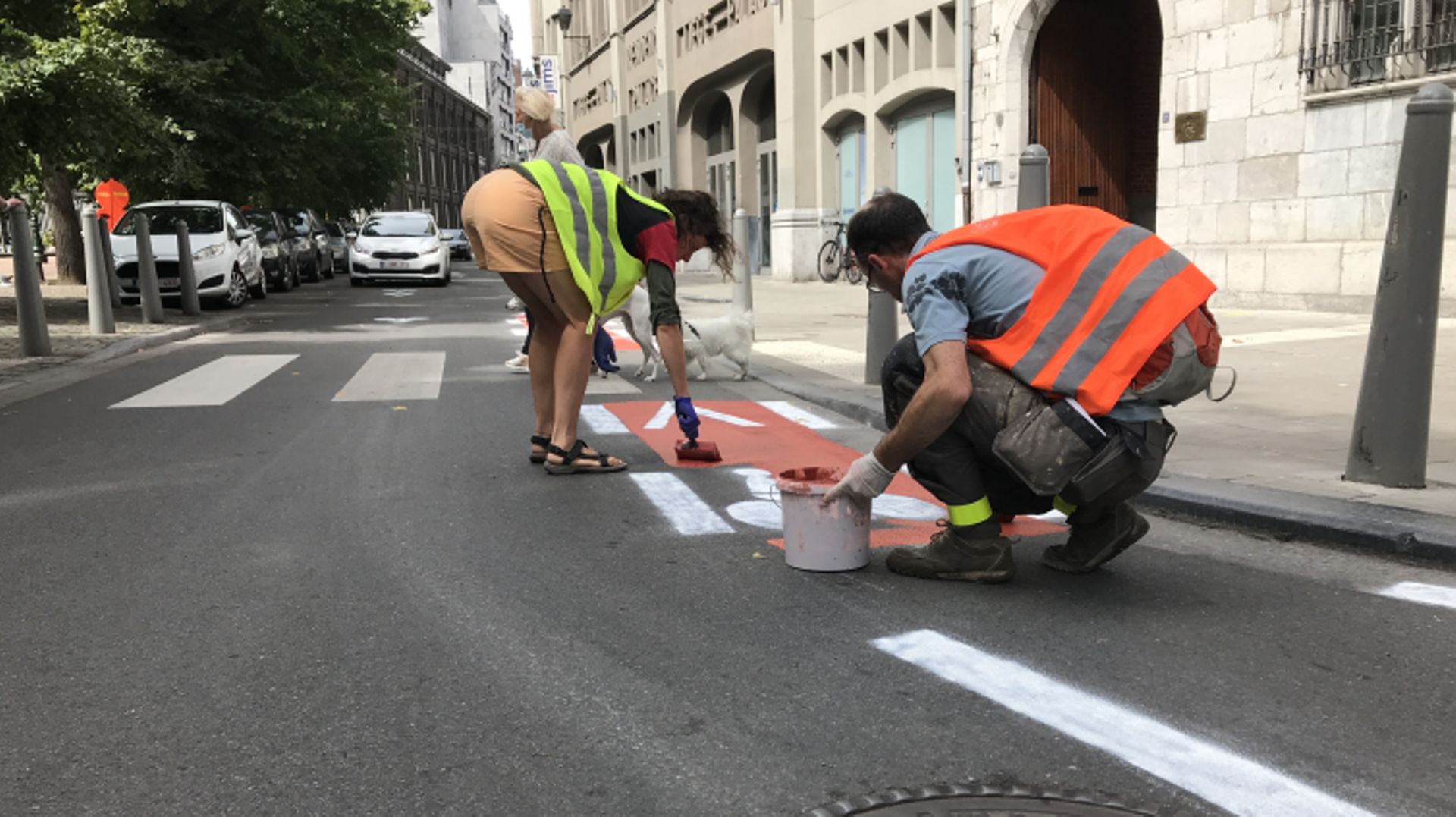 Bombes et pinceaux à Liège: ils peignent eux-mêmes la piste cyclable