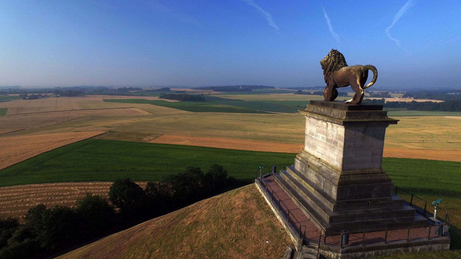 Waterloo/Braine-l'Alleud : statues et stèles en rapport à Napoléon sous surveillance policière