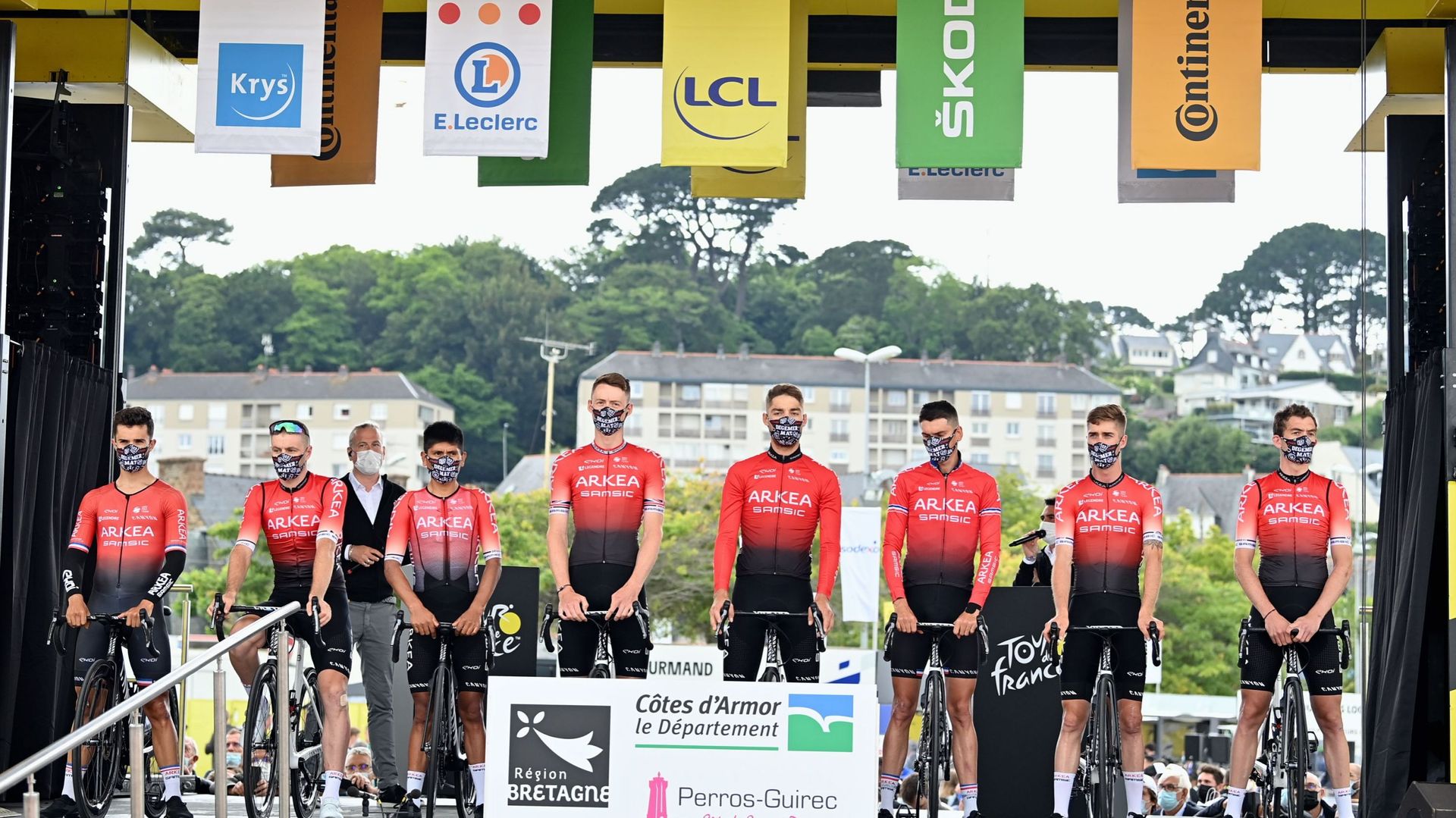 Cyclisme - L'équipe Arkea Samsic sur le podium du Tour de France 2021. La formation française a choisi de ne pas participer au Giro de 2022. 