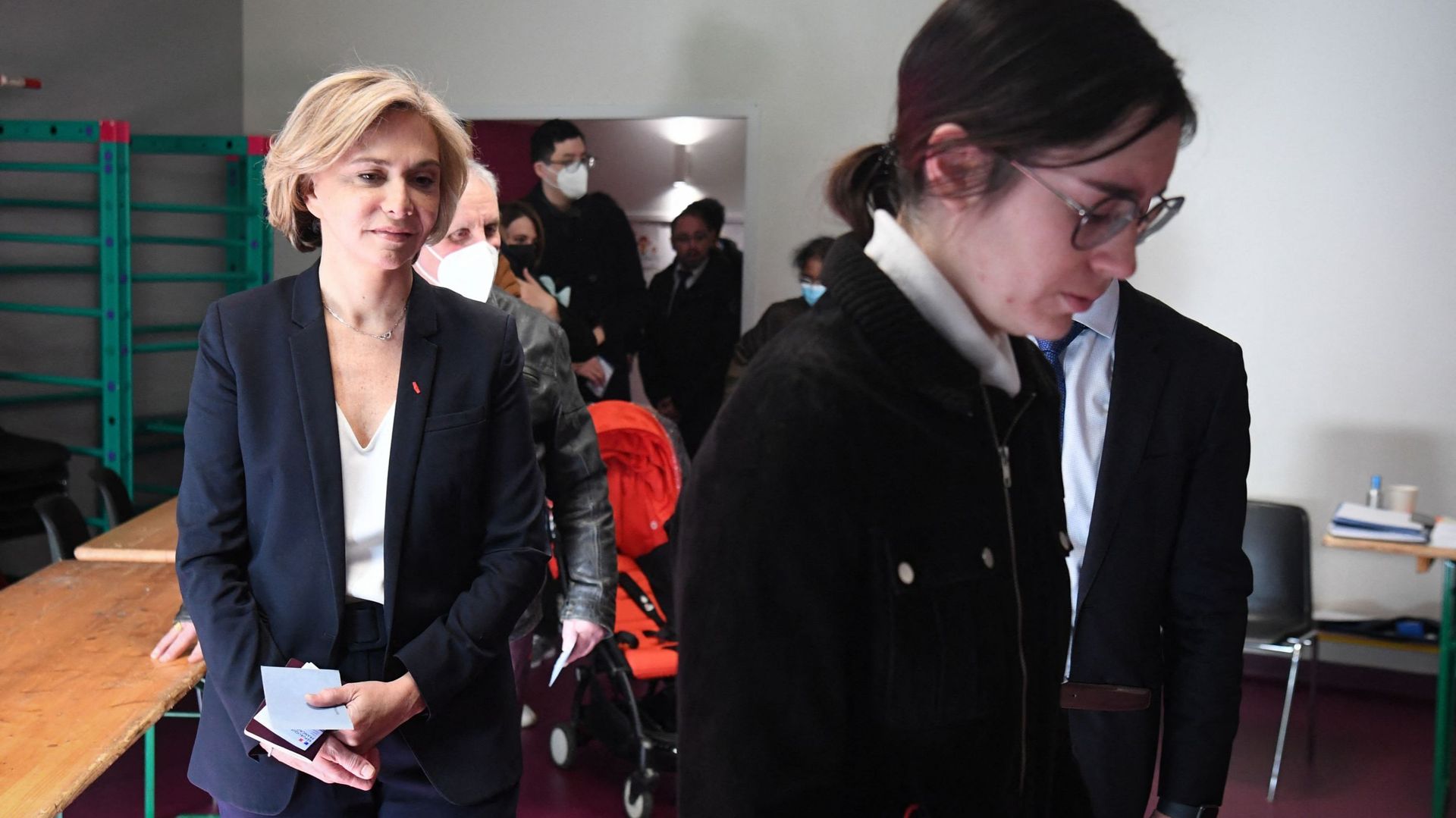Valérie Pécresse attend patiemment son tour au bureau de vote de Velizy-Villacoublay à l’ouest de Paris.