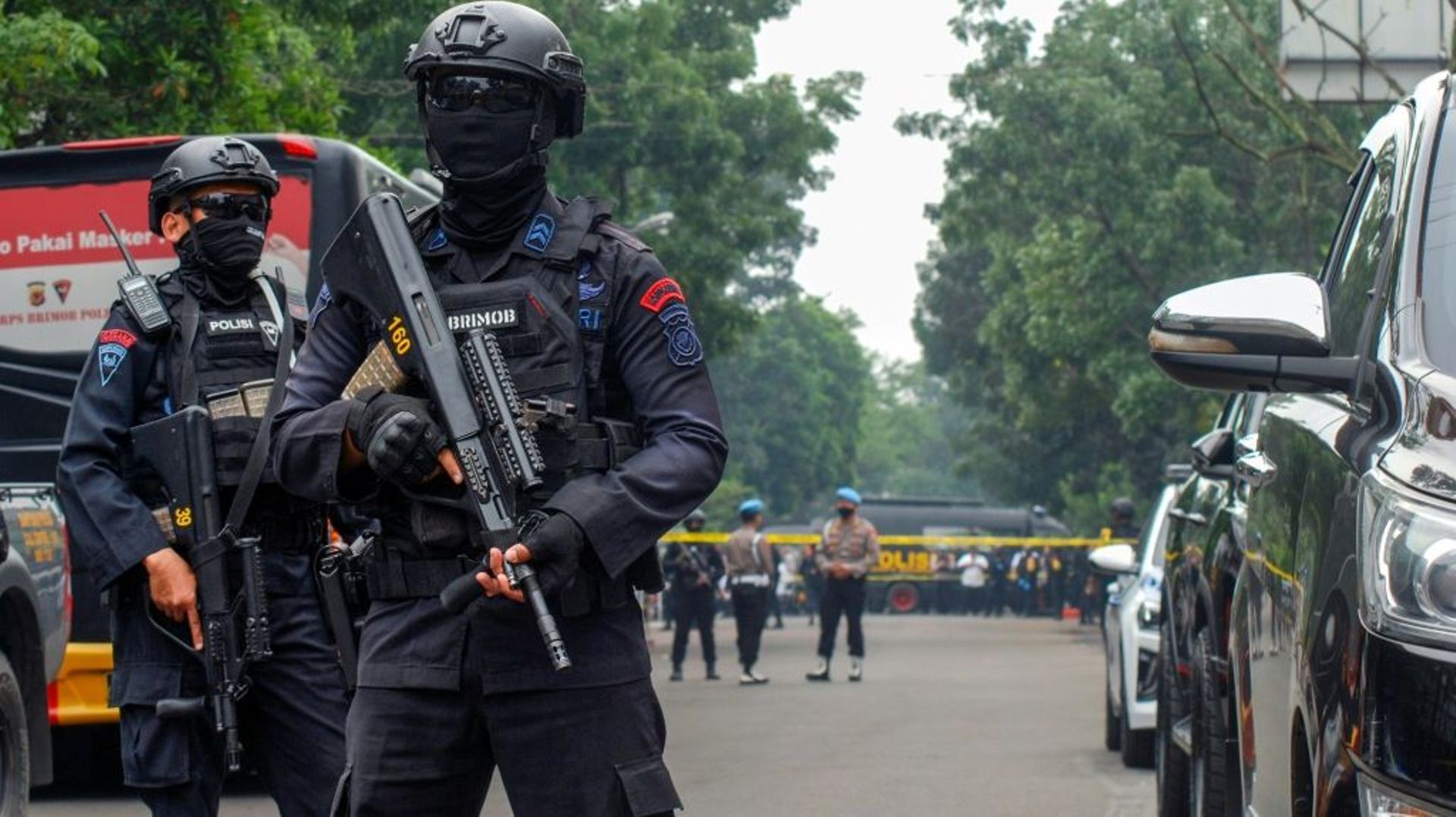 Des policiers sécurisent le site d’un attentat suicide dans un commissariat à Bandung, le 7 décembre 2022 en Indonésie
