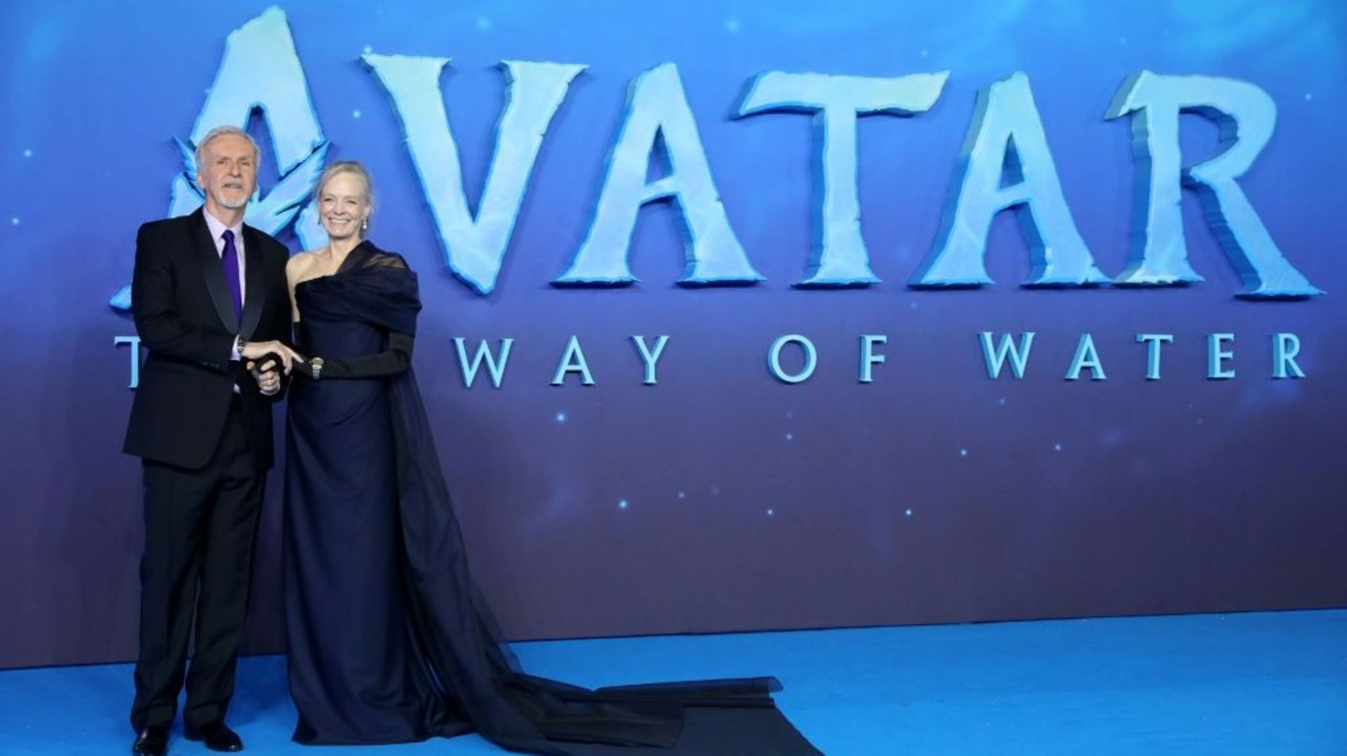 Le réalisateur canadien James Cameron (à gauche) et Suzy Amis Cameron à l'avant-première mondiale du film "Avatar: La voie de l'eau", à Londres, le 6 décembre 2022