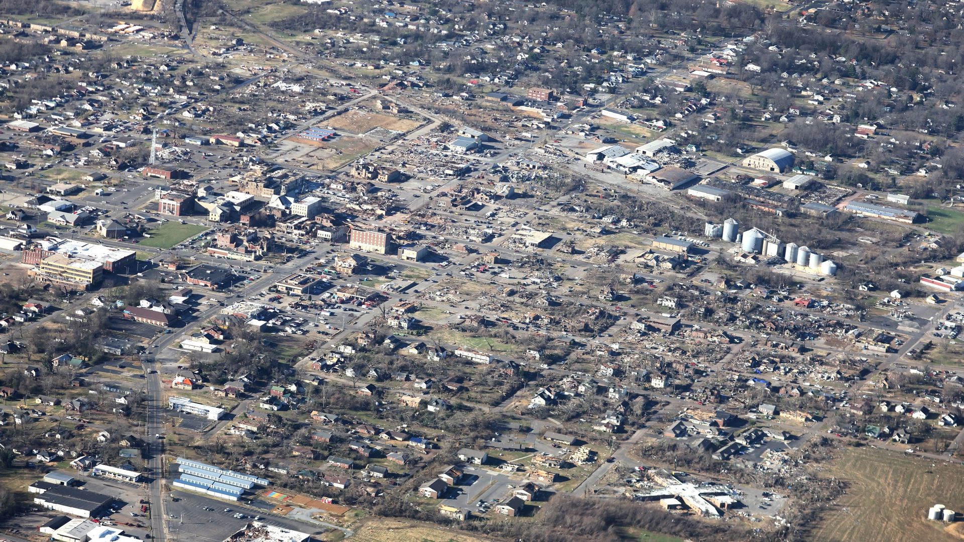 Maisons et entreprises gravement endommagées à la suite d’une tornade du 13 décembre 2021 à Mayfield, dans le Kentucky.