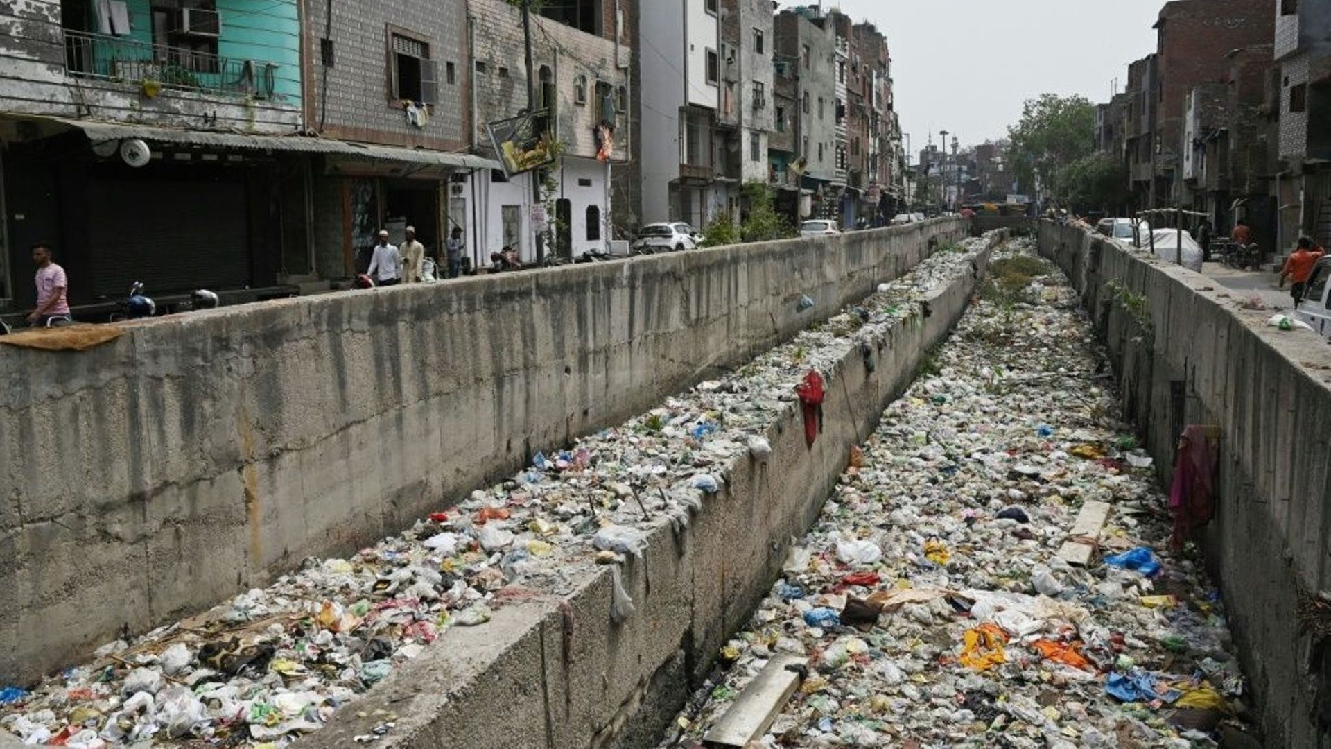 Un égout pluvial rempli d’ordures à Seelampur, quartier de New Delhi.