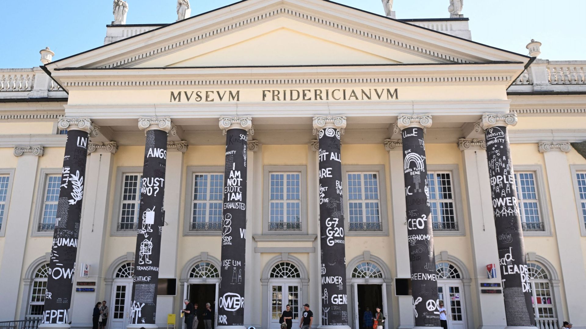 Les colonnes peintes en noir avec des dessins de l’artiste roumain Dan Perjovschi au musée Fridericianum, un des lieux de l’exposition d’art contemporain Documenta 15 à Cassel