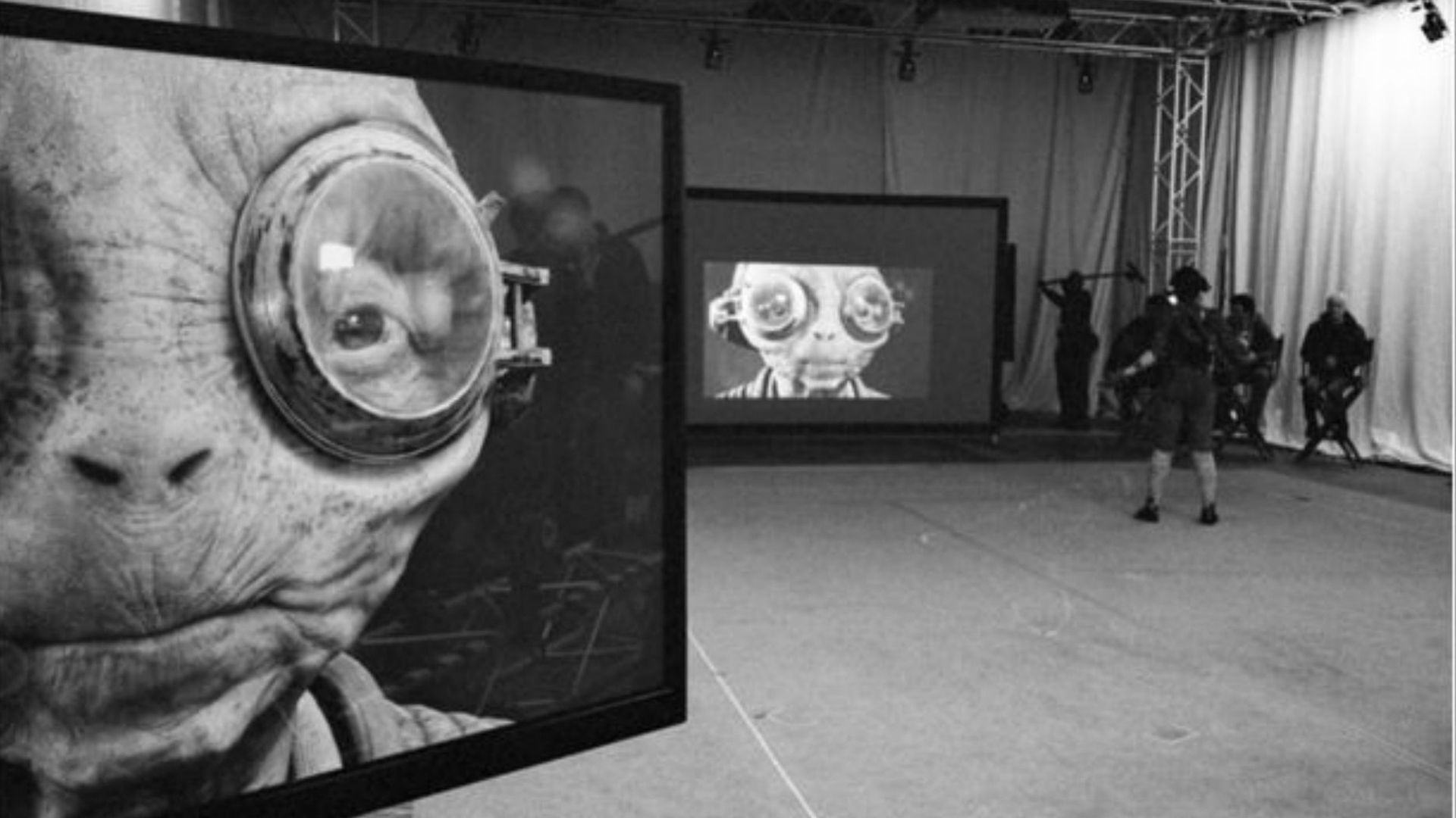 La photo prise lors d'une séance de motion capture laisse penser que l'extraterrestre joué par Lupita Nyong'o aurait survécu à l'attaque de sa cantine par les stormtroopers du Premier Ordre