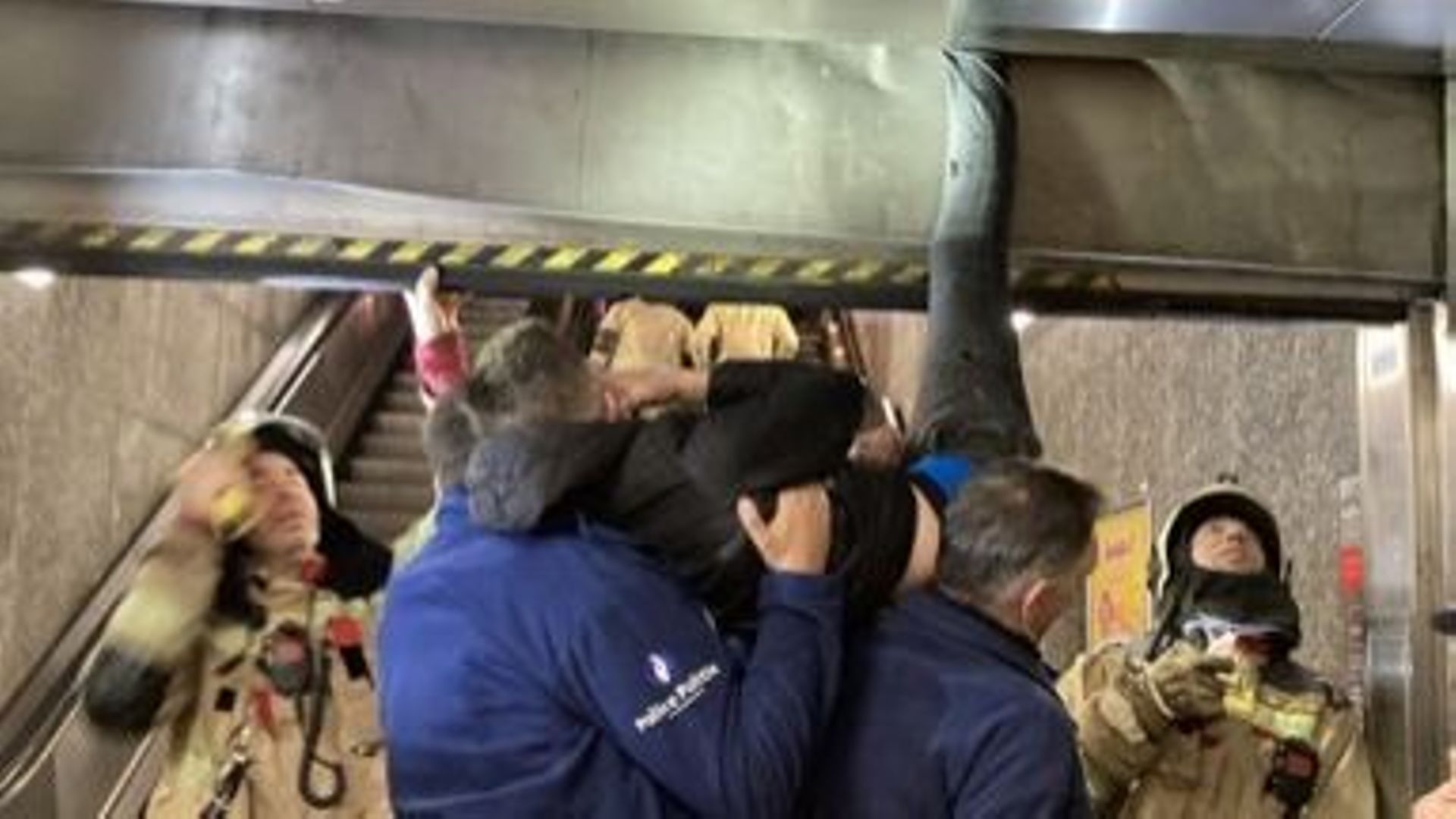 Un homme se retrouve coincé dans le volet de la station de métro Merode