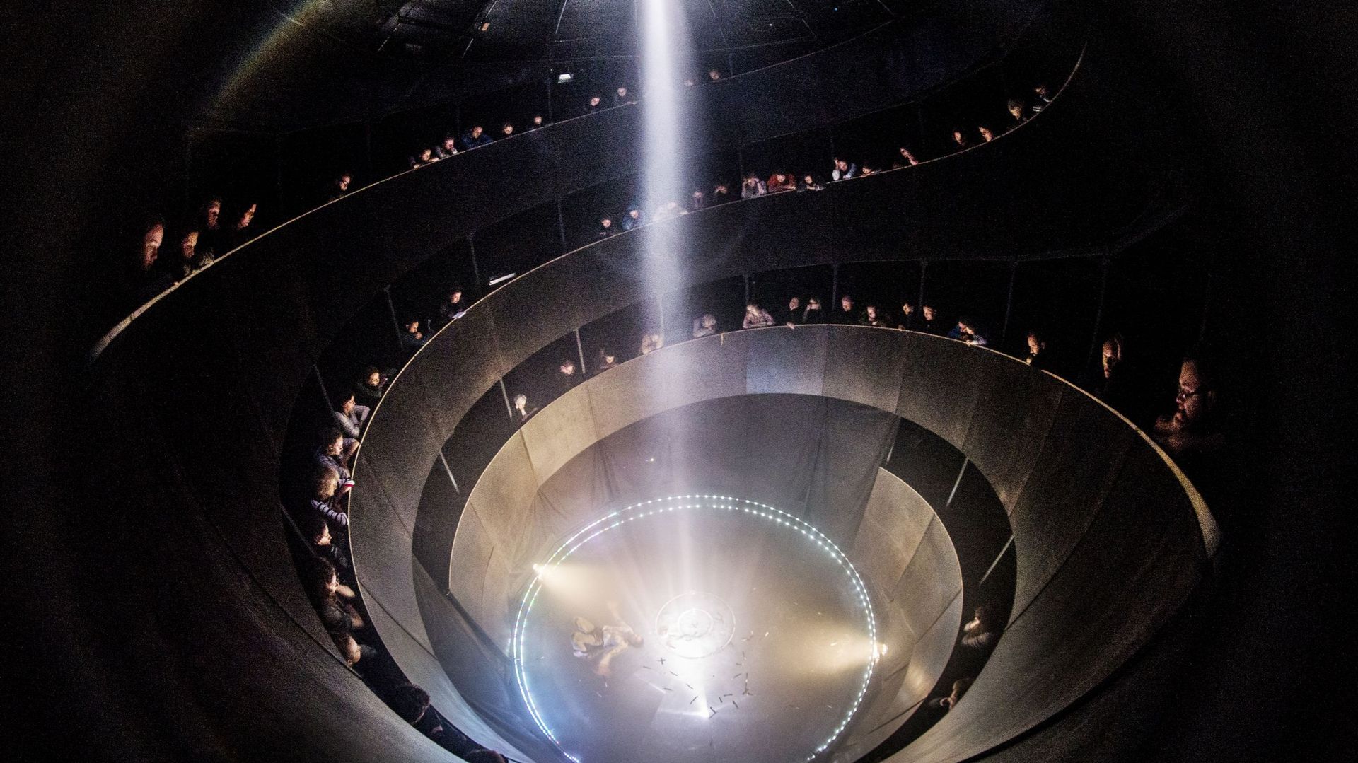 le-spectacle-labsolu-entre-cirque-et-theatre-dans-un-chapiteau-de-12-metres-de-haut-a-marchin