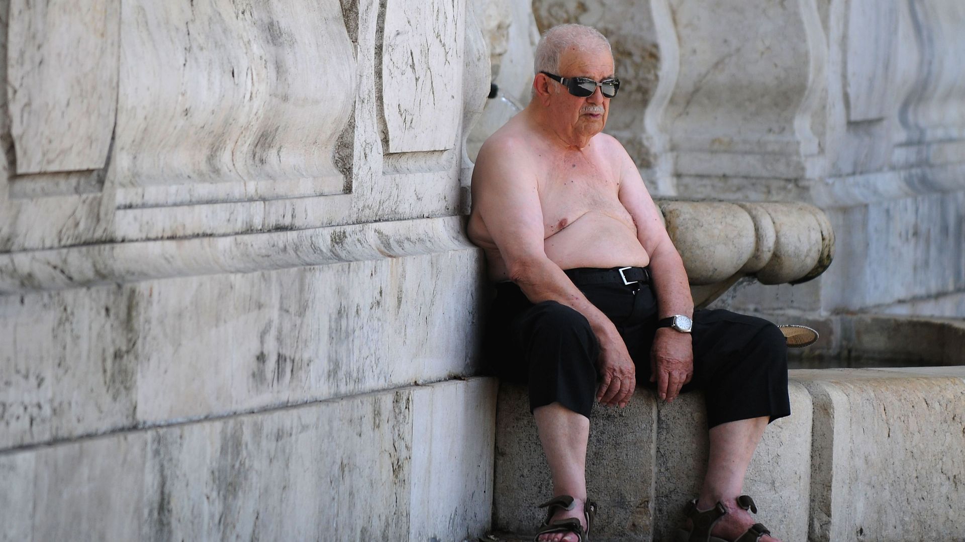 Un homme épuisé par la chaleur en Espagne