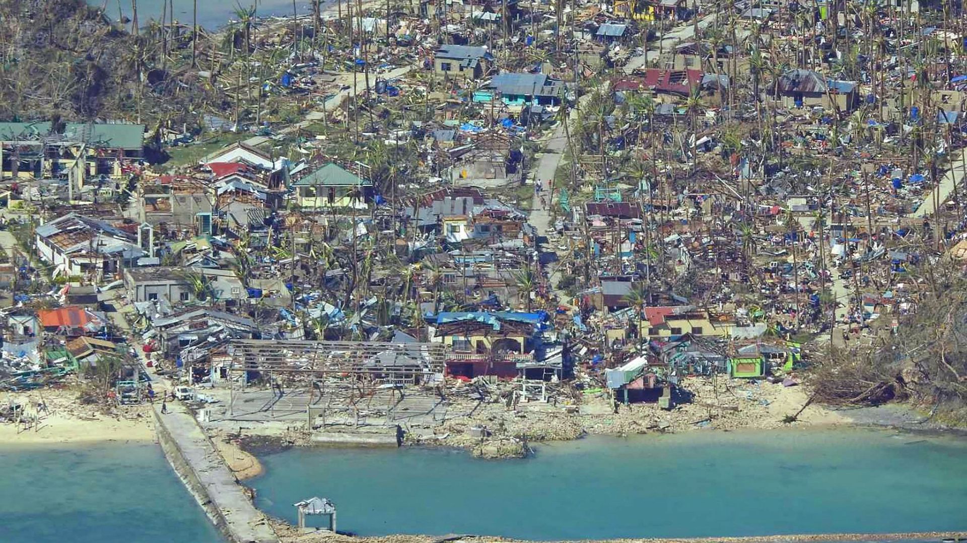 Dégâts causés par le super typhon Rai après que la tempête a traversé la ville de Surigao dans la province de Surigao del Norte.