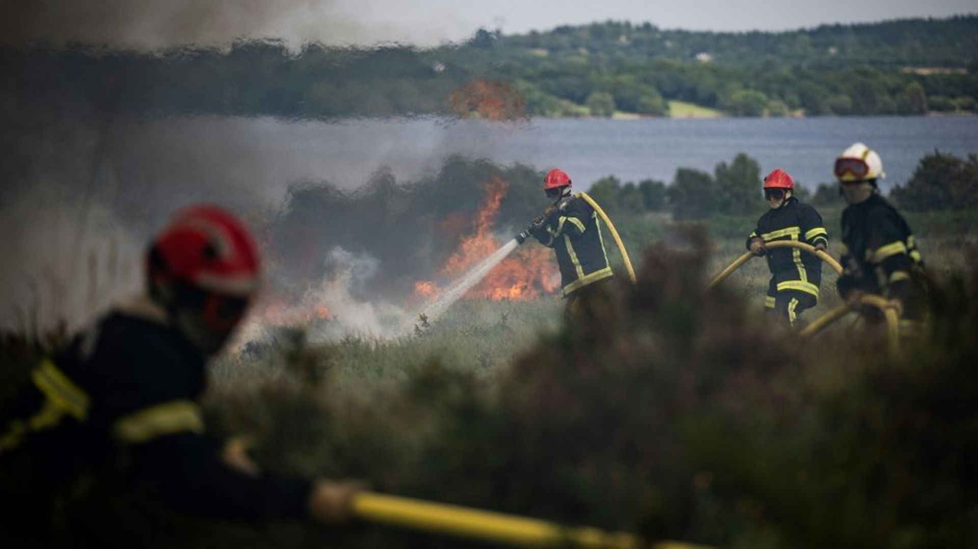 Les pompiers combattent le feu dans les Monts d'Arrée, en Bretagne, le 19 juillet 2022