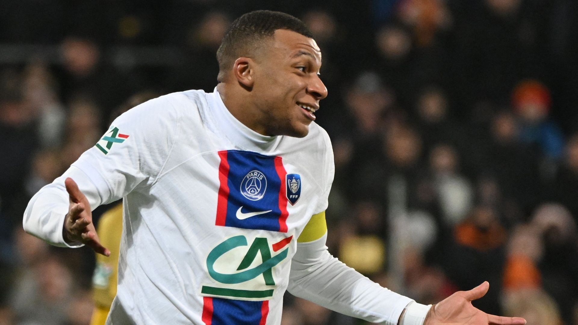 Football - Coupe de France : Le Paris Saint-Germain a corrigé les amateurs de l'US Pays de Cassel (7-0) avec un quintuplé de Kylian Mbappé, lundi à Lens, et retrouvera l'Olympique de Marseille en 8e de finale de la Coupe de France.