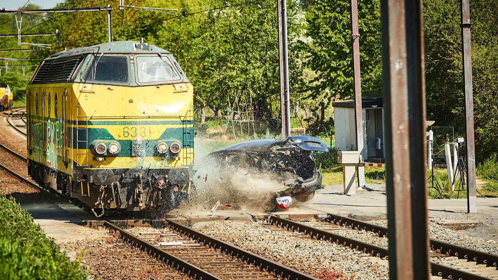 Une collision entre un train et une voiture tue trois... mannequins pour un crashtest