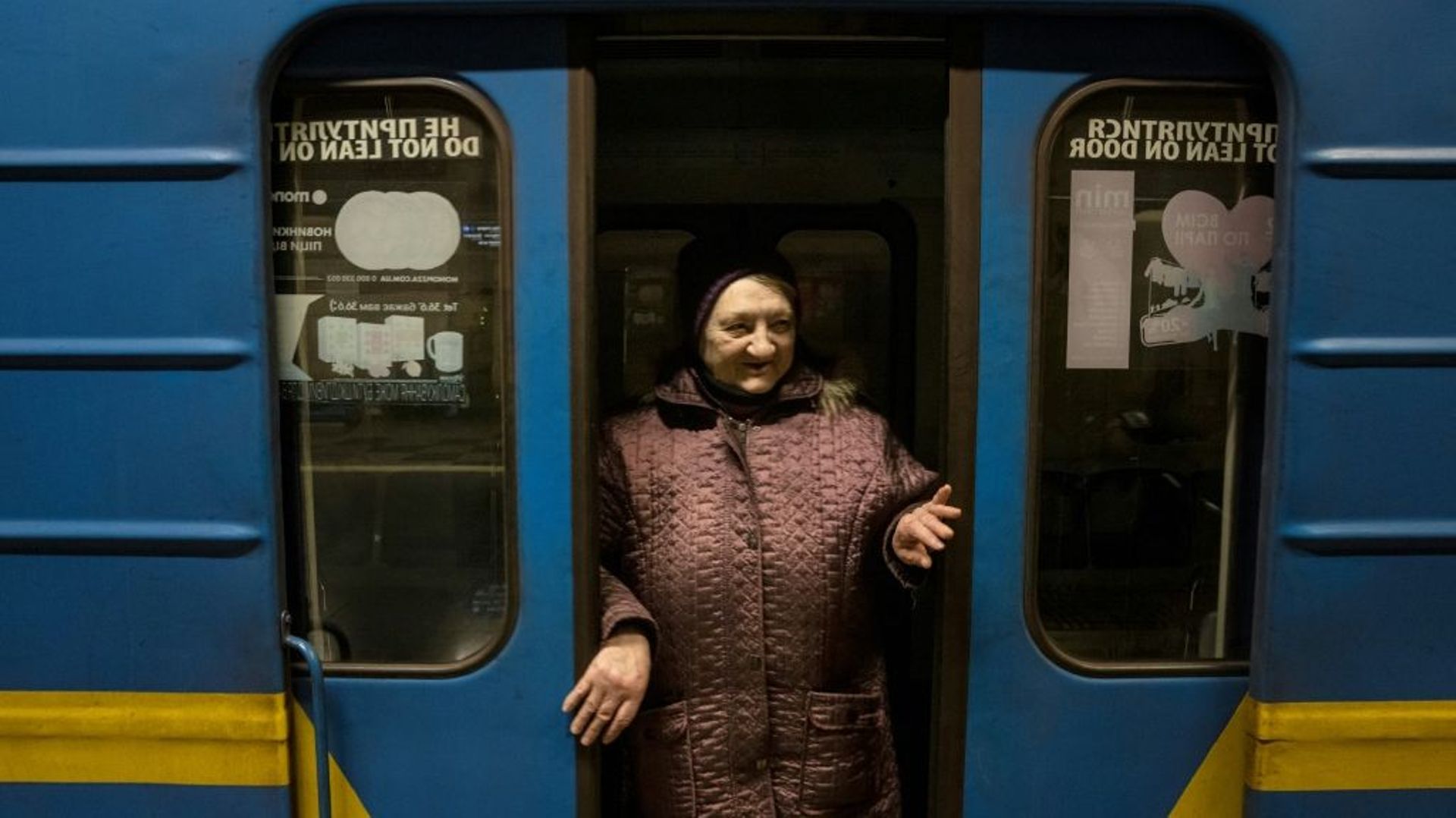 Une habitante de Kiev réfugiée dans le métro de la capitale ukrainienne pour se protéger des bombardements russes, le 18 mars 2022