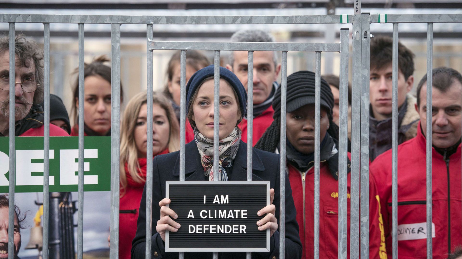 Marion Cotillard s'est mise en cage en soutien aux militants de greenpeace