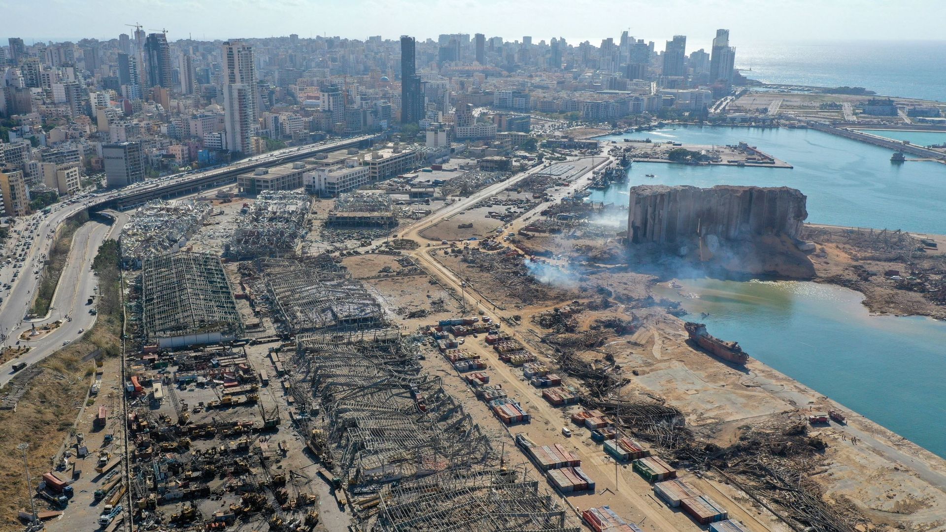 Une vue aérienne du site de la double explosion de Beyrouth.