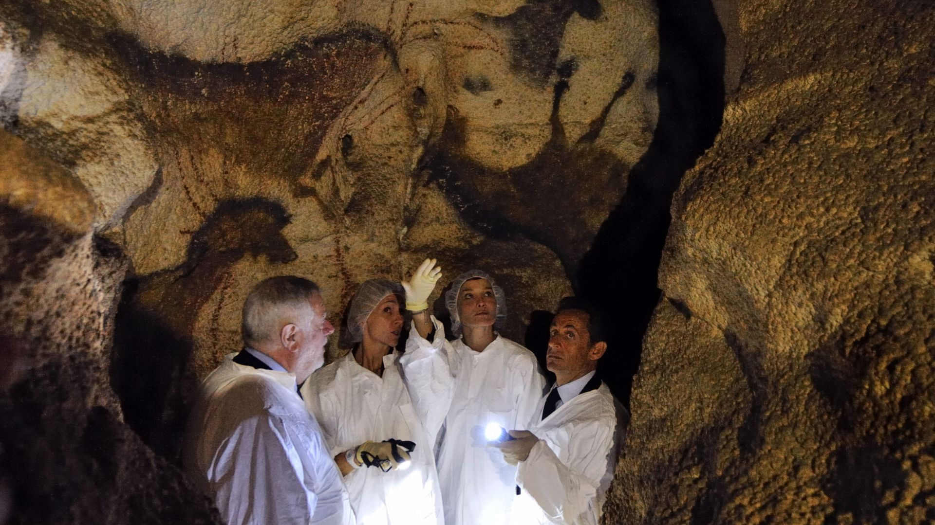 En visite avec Nicolas Sarkozy et Carla Bruni pour le 70e anniversaire de la grotte de Lascaux.