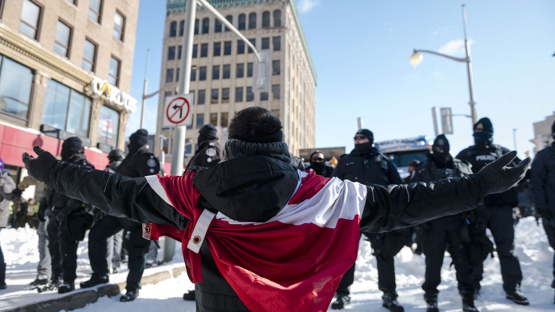 Un manifestant opposé aux mesures sanitaires fait face à des agents de police déployés à Ottawa, au Canada, le 18 février 2022.