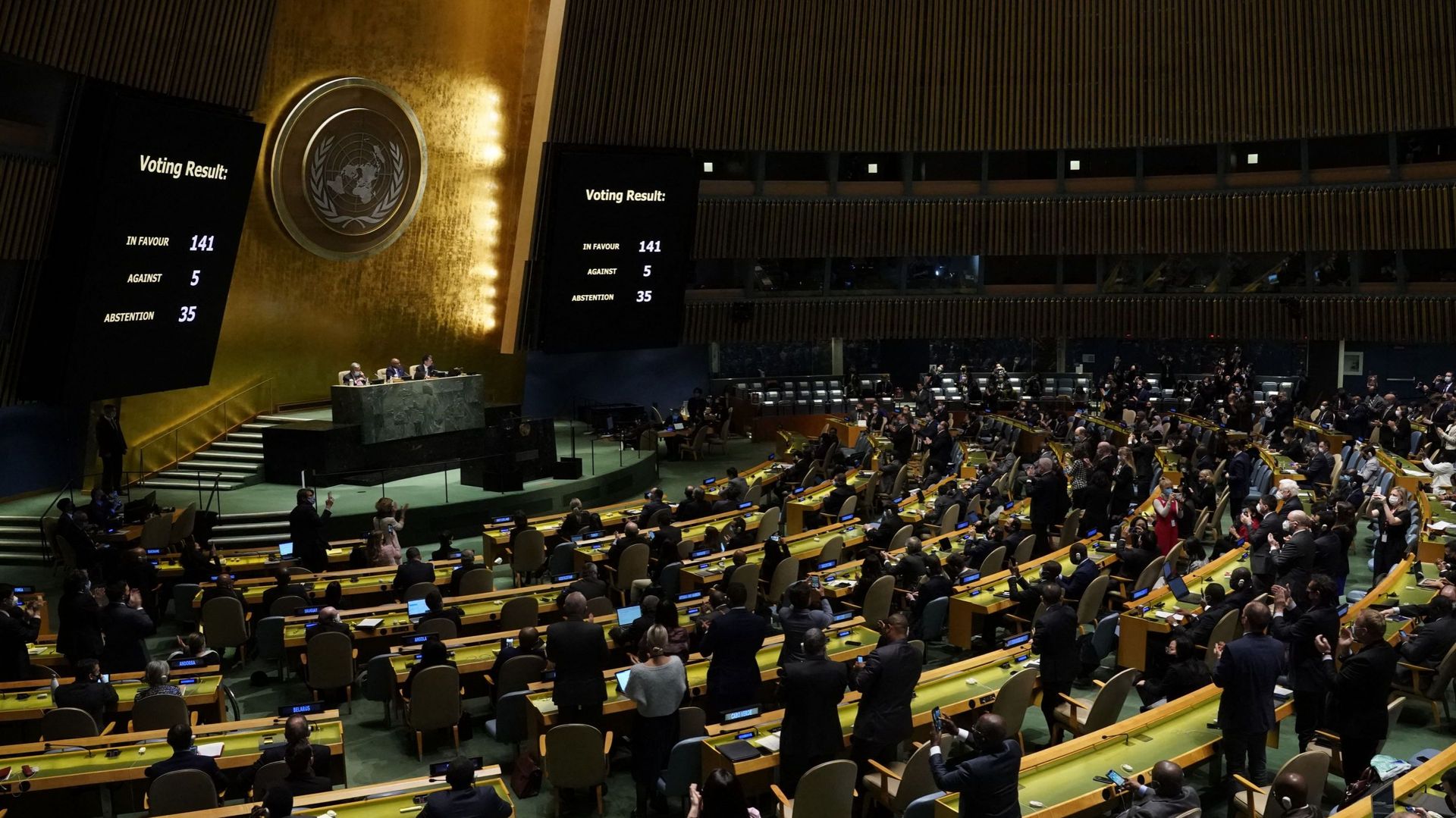 Des délégués applaudissent lors de la session d’urgence de l’Assemblée générale de l’ONU à New York après l’adoption d’une résolution condamnant l’invasion russe en Ukraine.