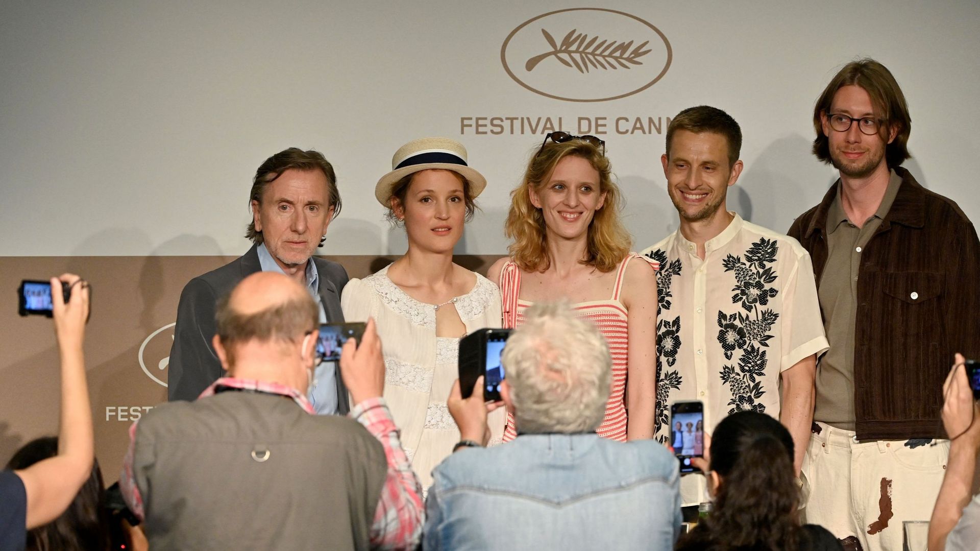 Tim Roth, Vicky Krieps, Mia Hansen-Løve, Anders Danielsen Lie et Hampus Nordenson à Cannes en juillet 2021.