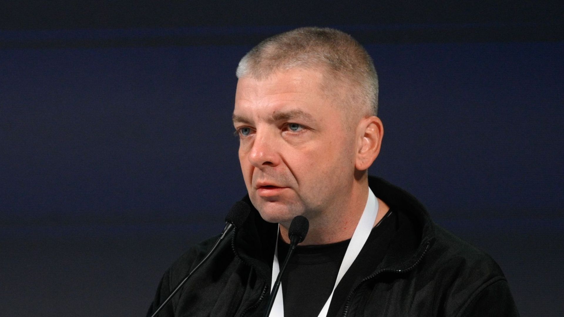 Maxime Boutkevitch, journaliste ukrainien et ancien prisonnier en Russie, reçoit le Prix des droits de l’homme Vaclav Havel