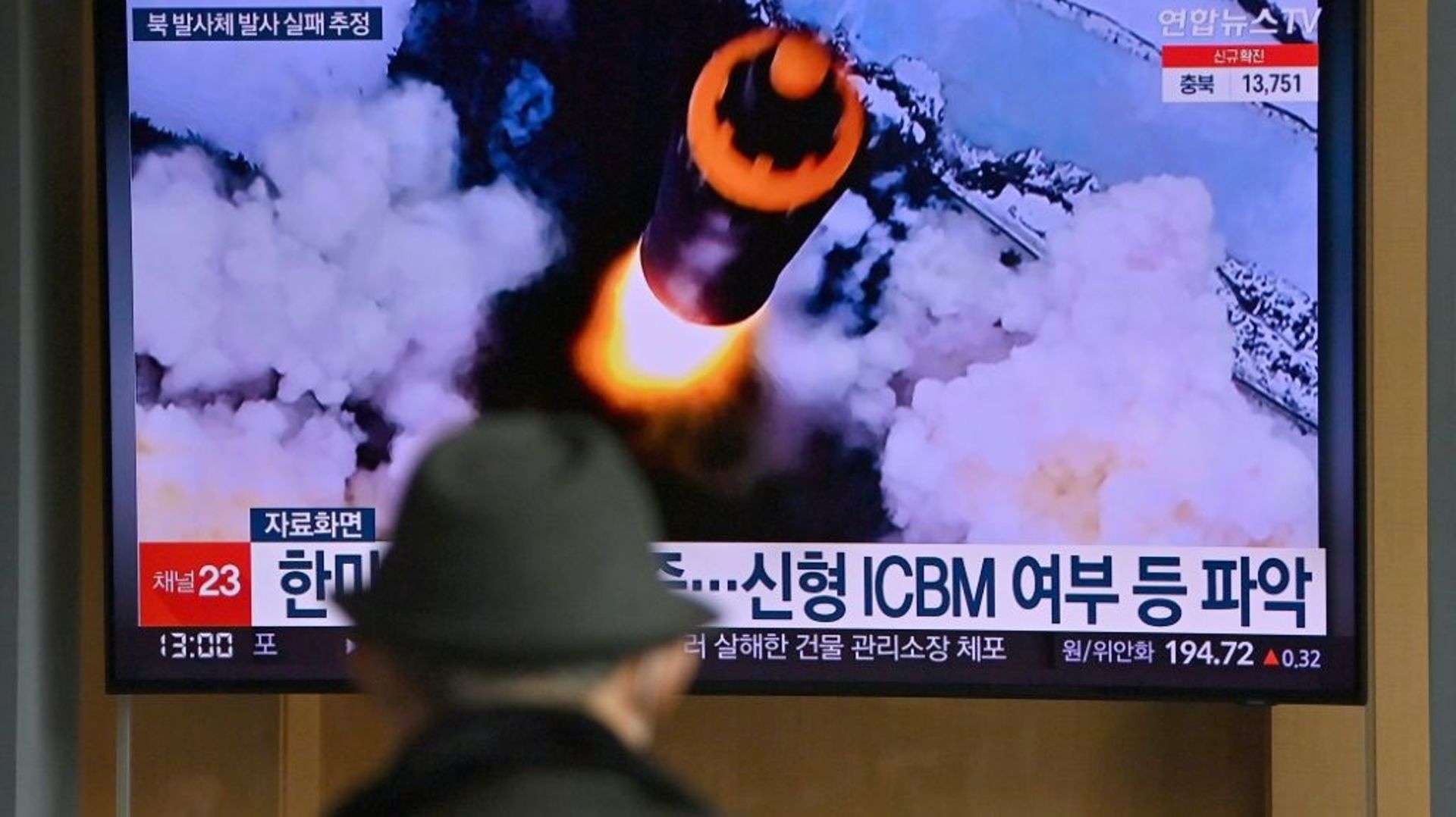 Des images d’un tir de "projectile non identifié" par la Corée du Nord diffusées sur un écran d’une gare de Séoul, le 16 mars 2022 en Corée du Sud