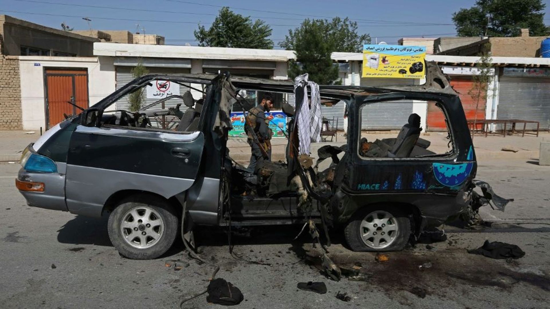 L'épave d'un minibus sur le site d'une explosion à Kaboul, le 3 juin 2021 en Afghanistan 