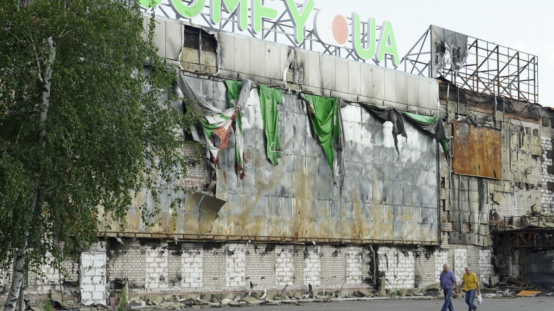 Une vue d'un centre commercial détruit dans la ville de Kherson.