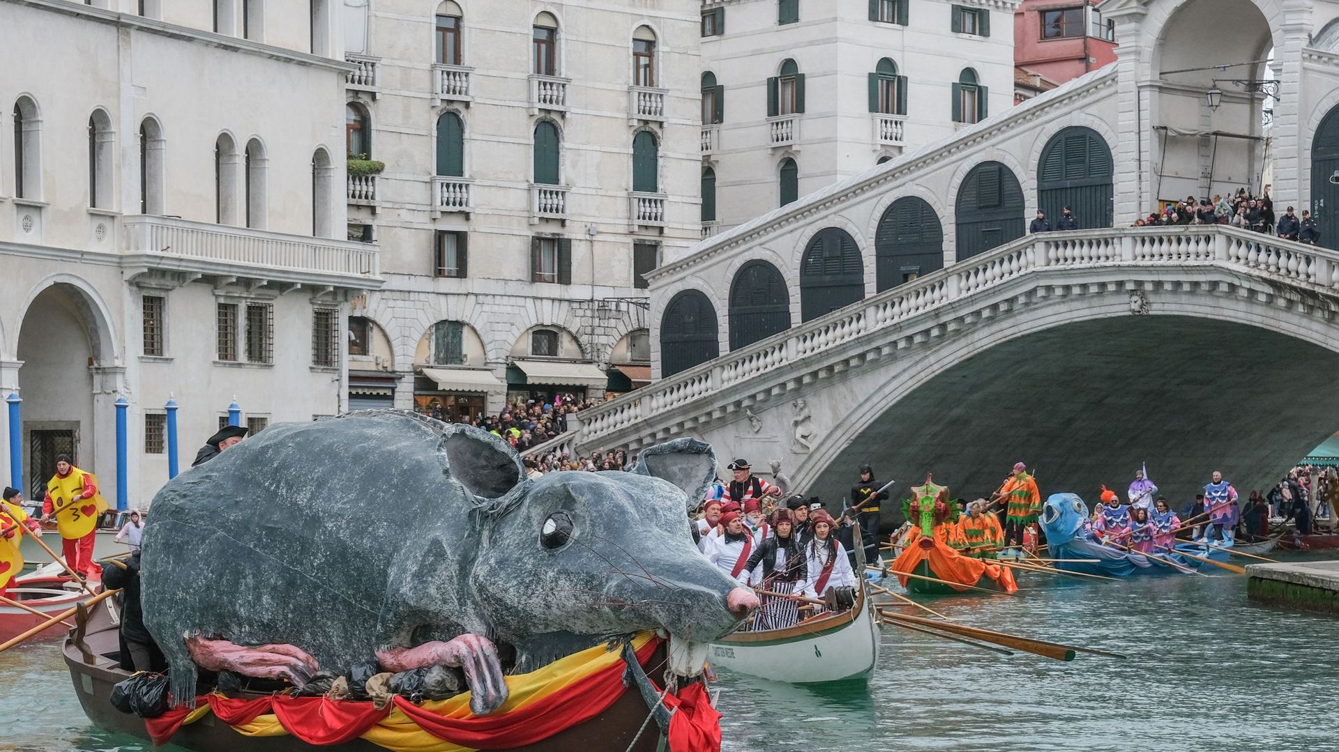 Le bateau transportant le grand rat "Pantegana", réalisé en papier mâché, transite pendant la régate du carnaval sur le Grand Canal le 5 février 2023 à Venise, Italie. Le Carnaval de Venise commencera le 4 février et se terminera le 21 février 2023 et ser