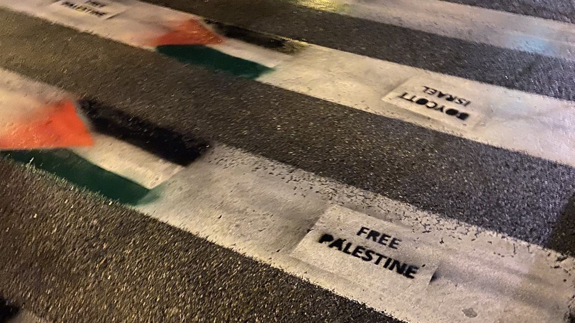 Les passages pour piétons, devant plusieurs lieux symboliques, ont été repeints aux couleurs de la Palestine