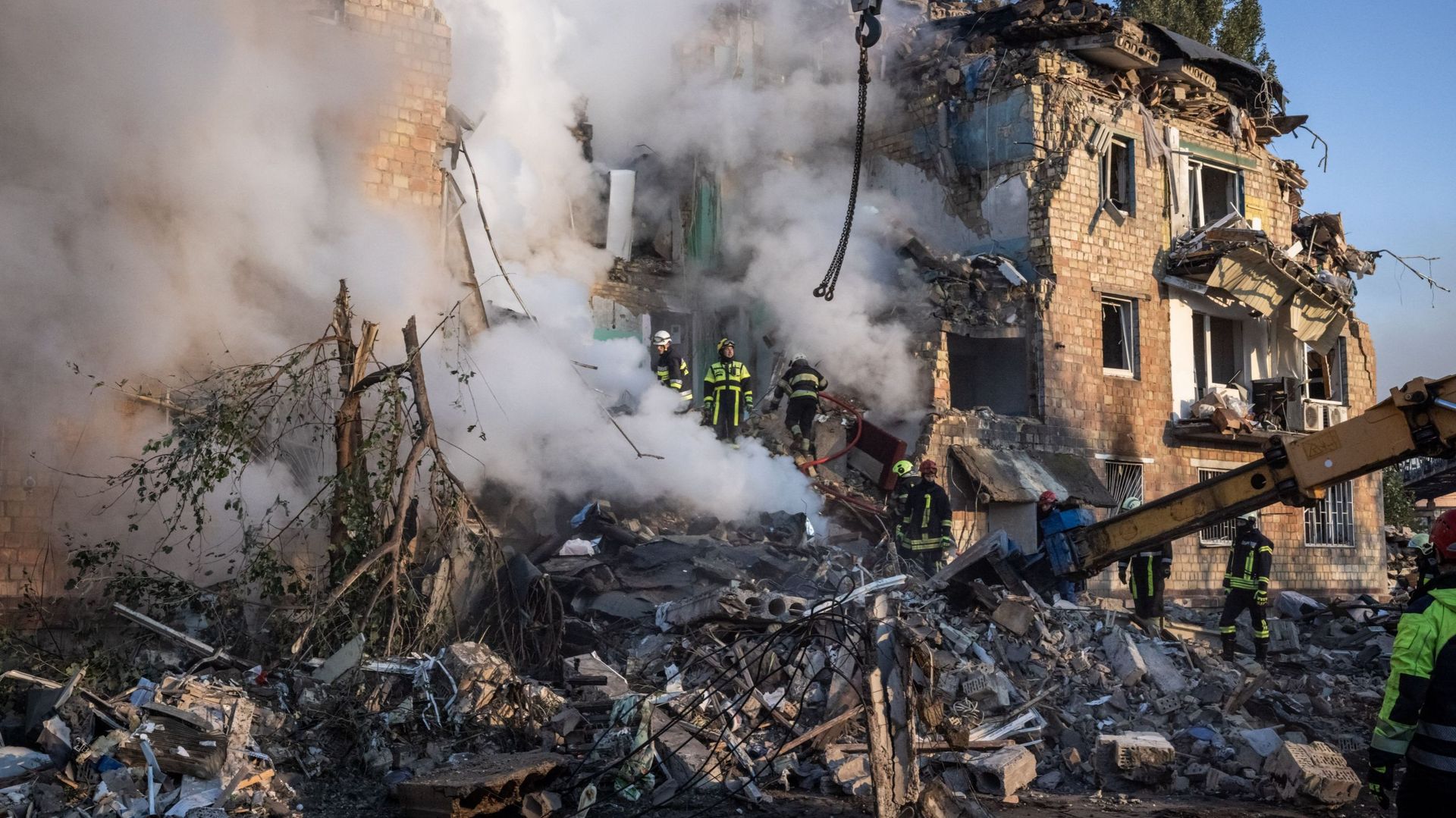 Guerre en Ukraine : importantes frappes russes sur plusieurs régions, au moins un mort