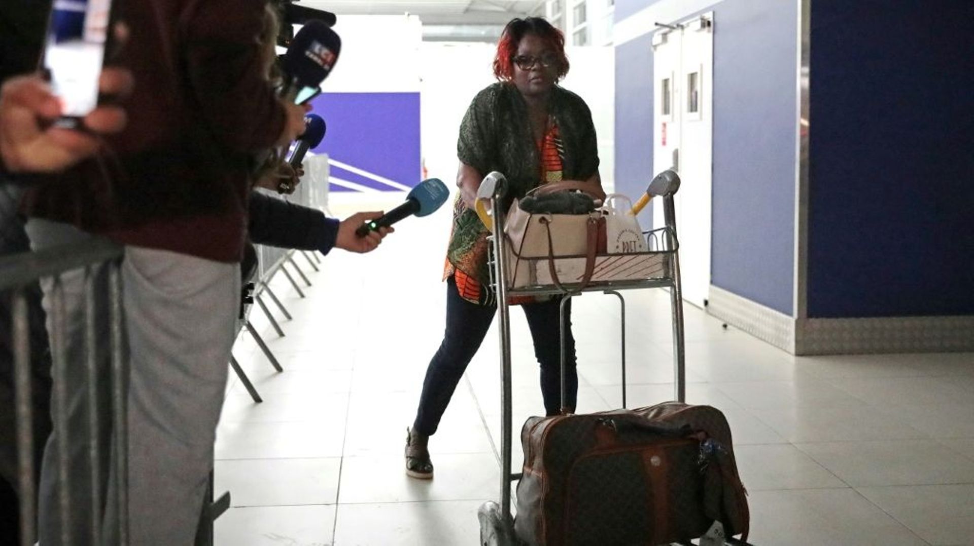 Une femme arrive à l’aéroport Roissy-Charles de Gaulle, près de Paris, le 2 août 2023, après avoir été évacuée du Niger.