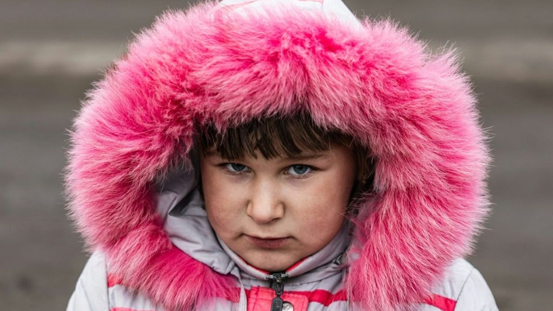 Lisa Shtanko, 8 ans, devant sa maison à  Lyman, dans l'est de l'Ukraine le 23 décembre 2022.