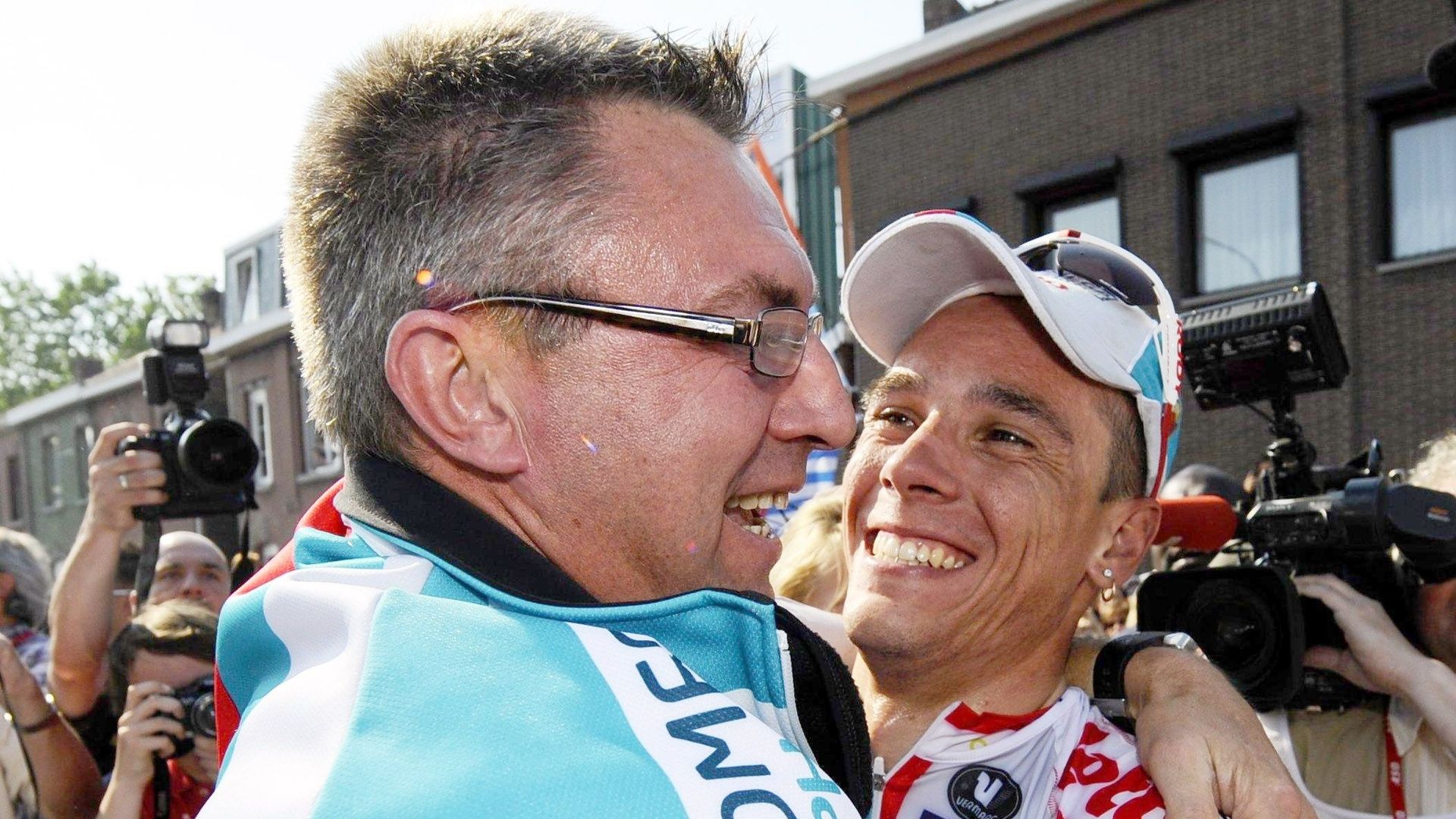 Dirk De Wolf félicite Philippe Gilbert à l'arrivée de Liège-Bastogne-Liège en 2011. Son protégé vient de s'offrir la doyenne des classiques. Un quadruplé historique pour le Belge qui a remporté avant cela la Flèche Brabançonne, l'Amstel Gold Race et la Fl