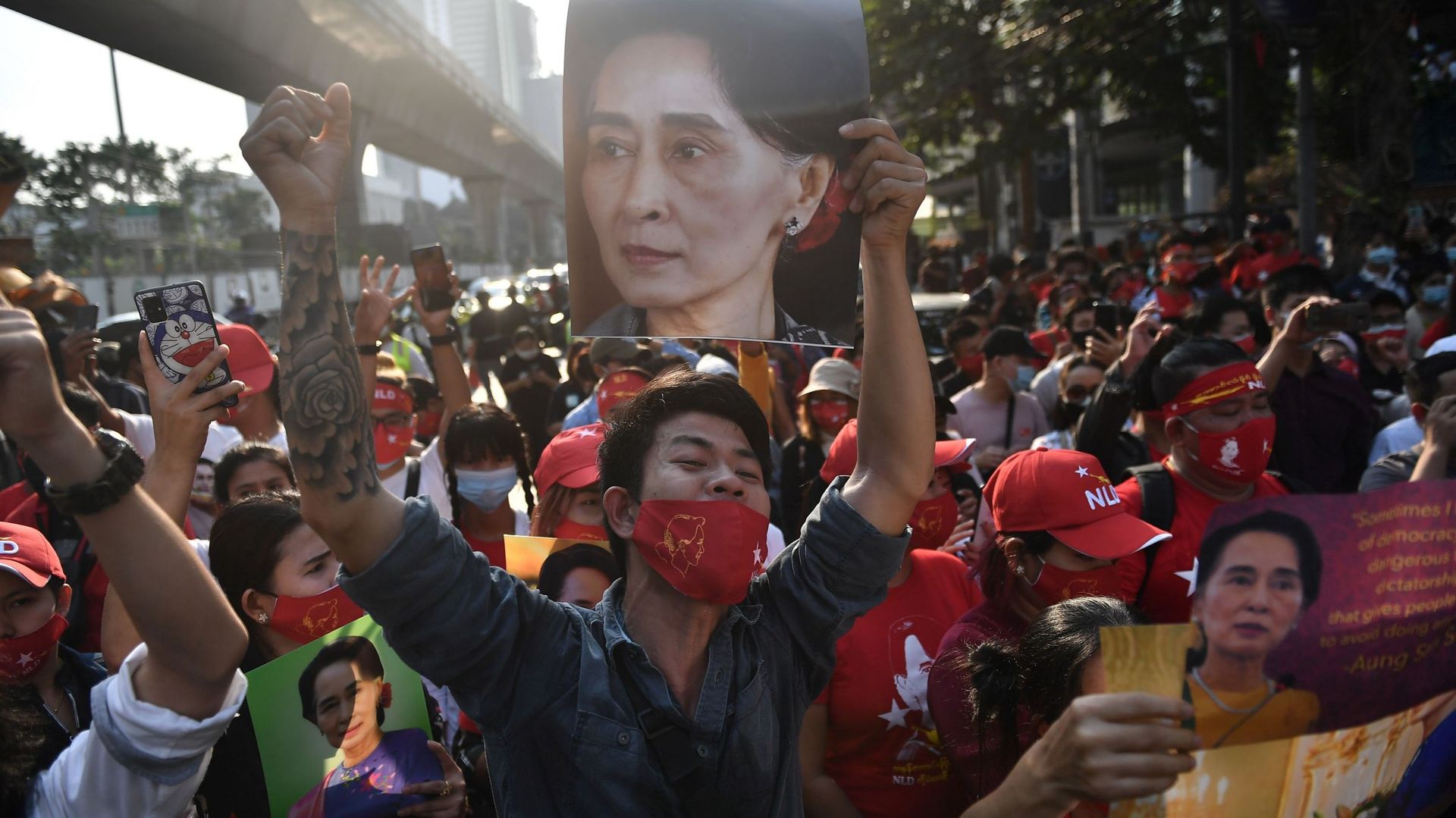 Des manifestants se sont rassemblés devant l'ambassade de Birmanie à Bangkok pour soutenir "Mother Suu".