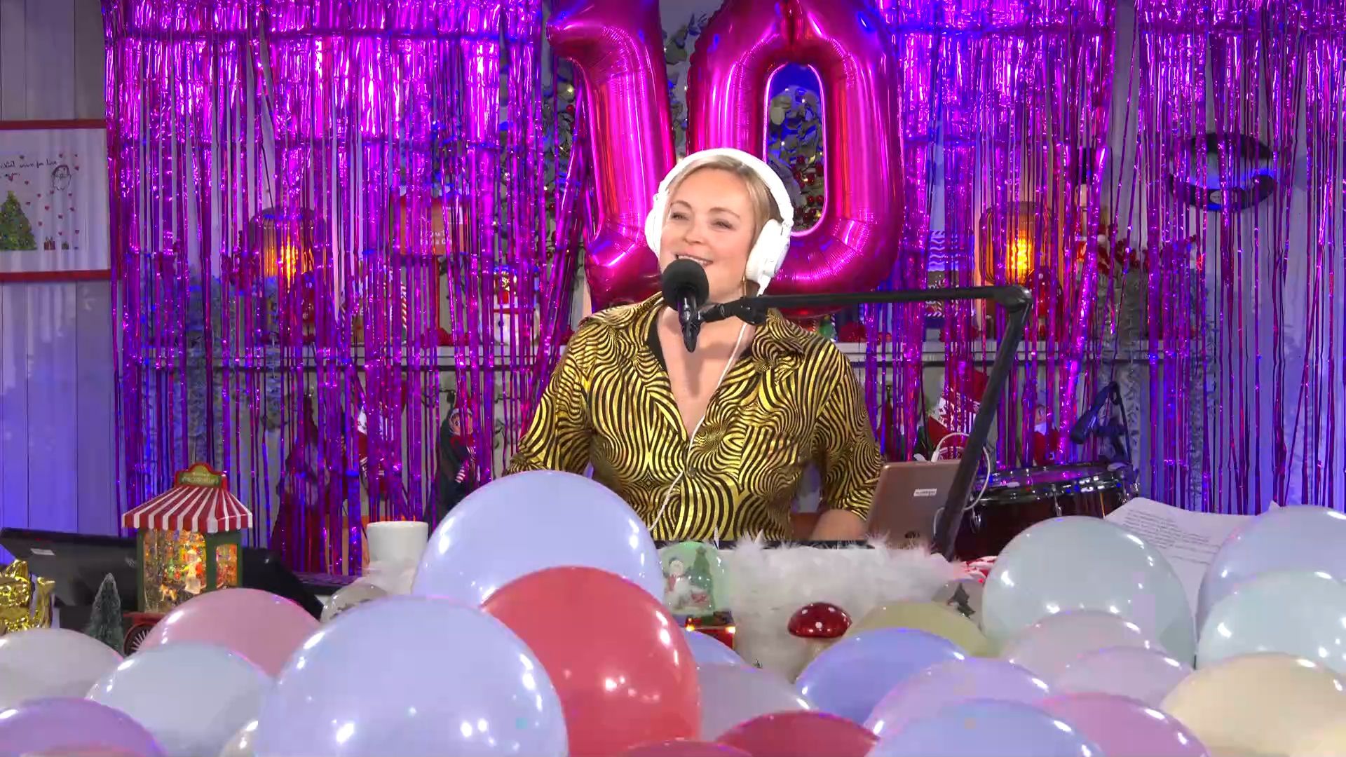 Fête surprise dans le cube de Viva for Life pour les 10 ans d’Ophélie Fontana avec plein d’invités