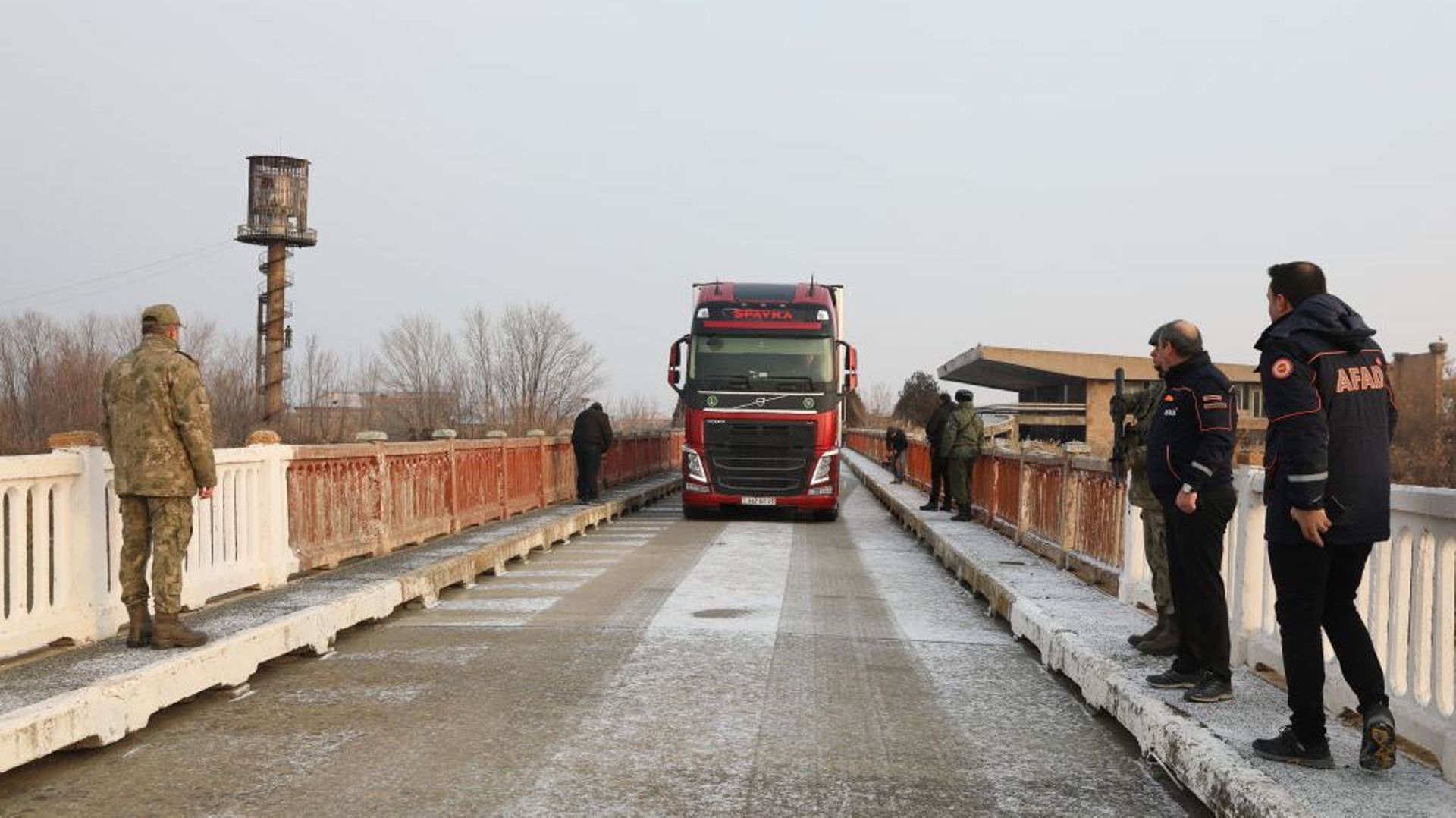 Un camion au poste frontière d'Alican, après sa réouverture pour l'aide humanitaire destinée aux provinces turques touchées par le séisme après 35 ans, à Igdir, en Turquie, le 11 février 2023.