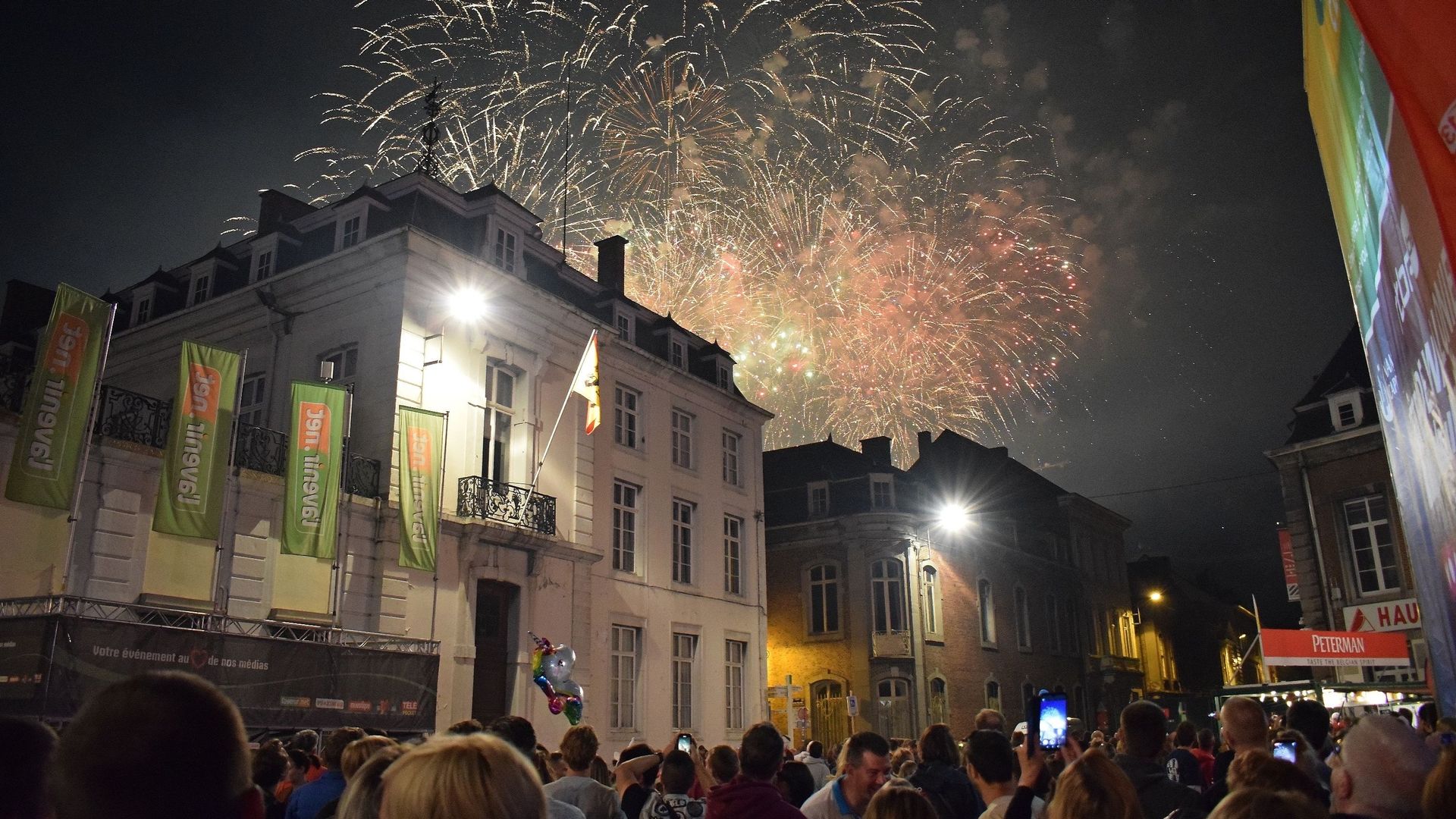Le feu d’artifice vu de la place Saint-Aubain lors des Fêtes de Wallonie à Namur.