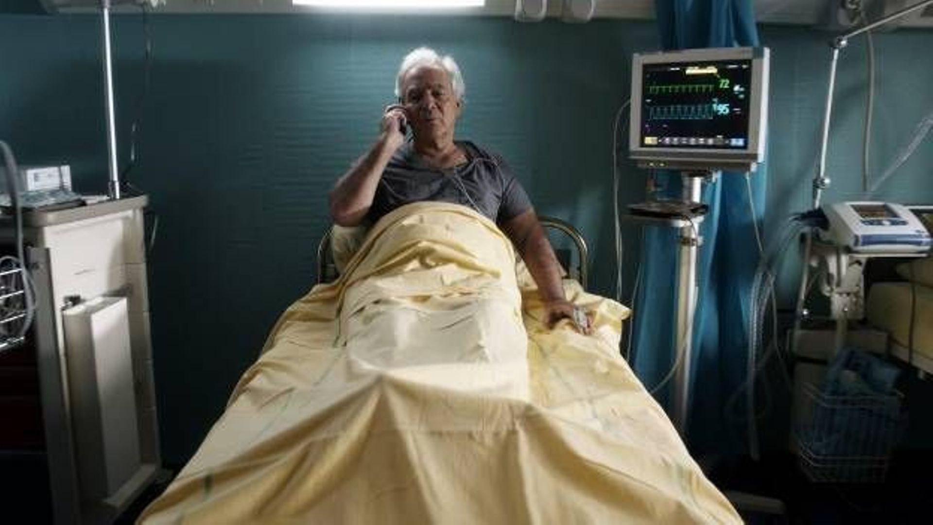 Pierre Arditi, célèbre chirurgien, se retrouve dans le lit d'hôpital