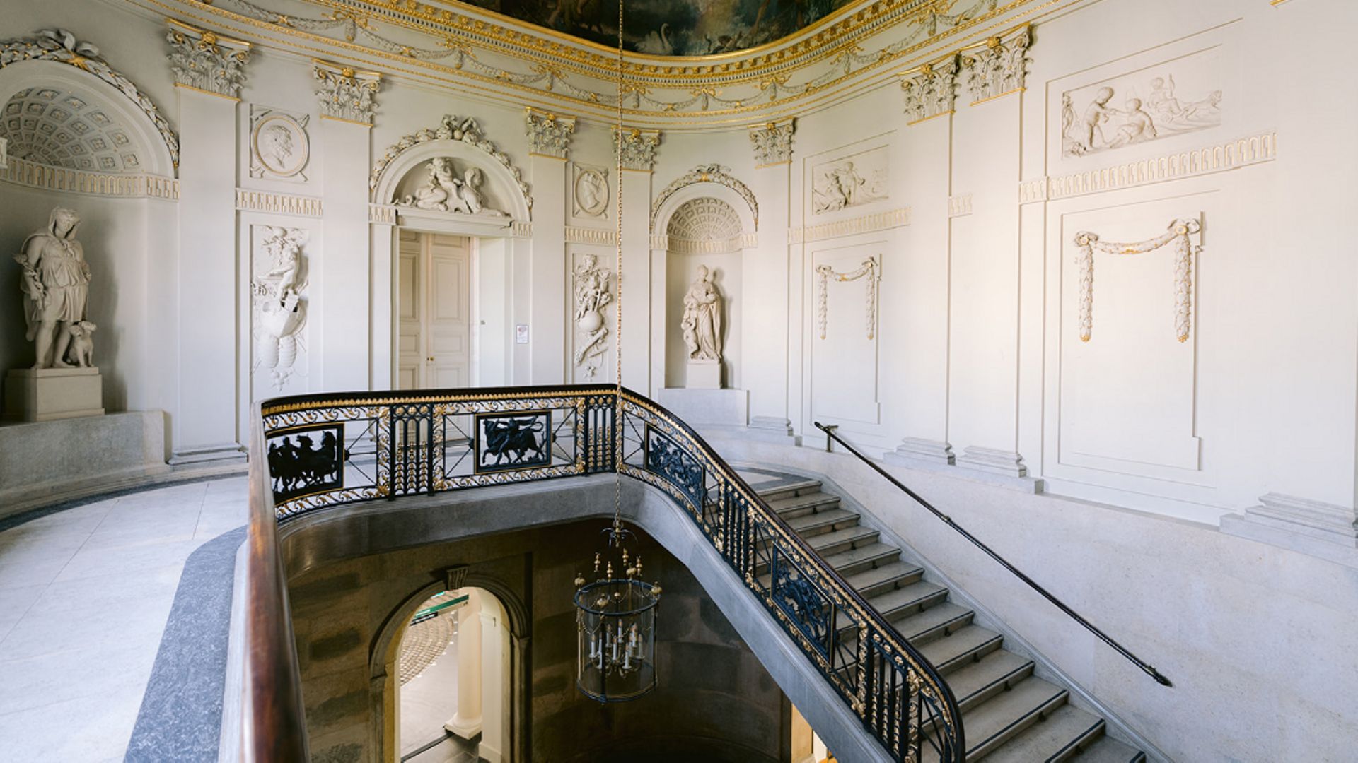 La KBR a décidé de redonner vie à la musique de Toots Thielemans dans le somptueux décor du Palais de Charles de Lorraine.