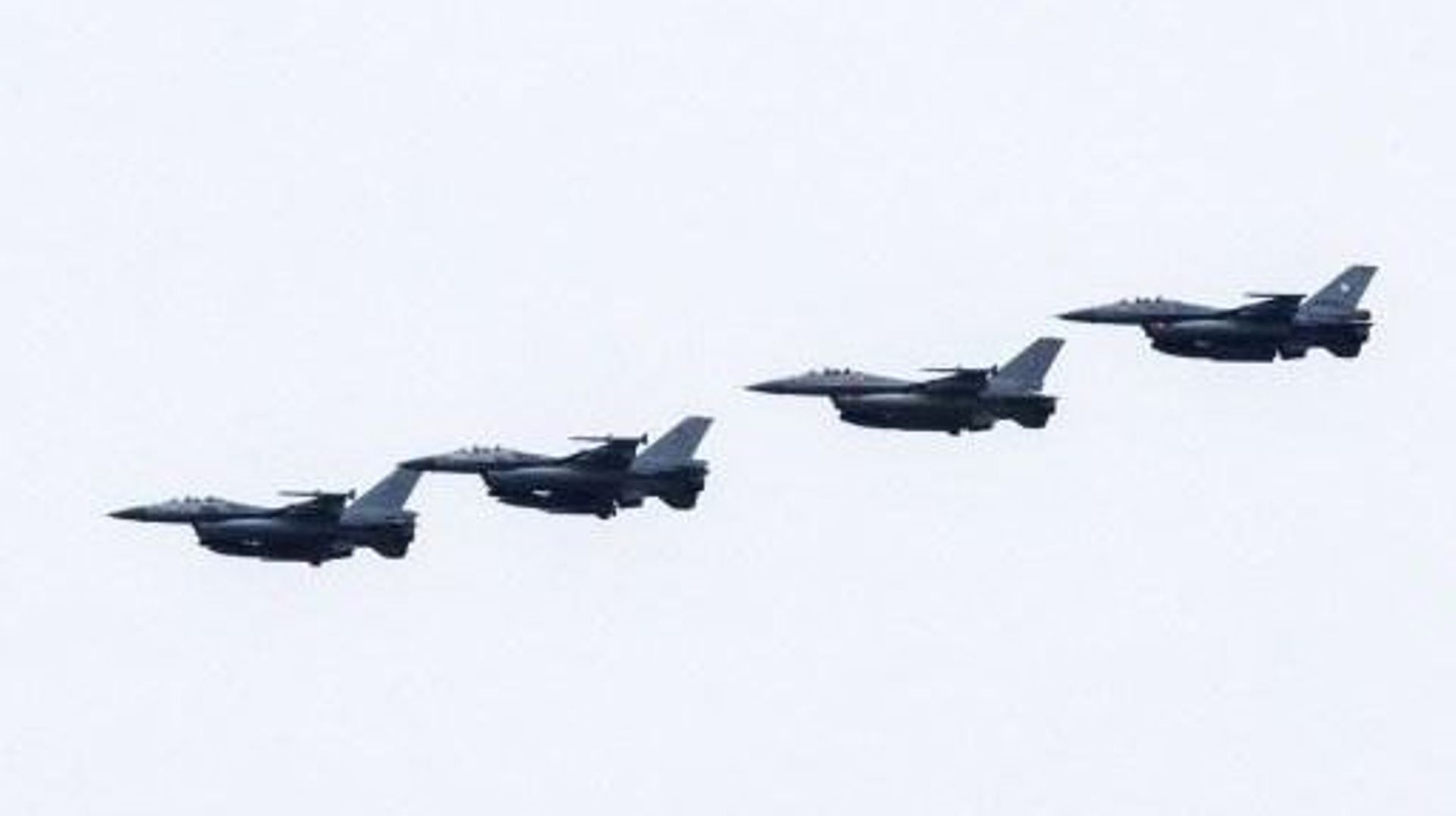 Four Dutch F-16s fly near the Leeuwarden Airbase near Leeuwarden on September 25, 2014. Six Dutch F-16 fighter bombers are to join the US-led air campaign against the Islamic State group in Iraq, Deputy Prime Minister Lodewijk Asscher announced. AFP PHOTO