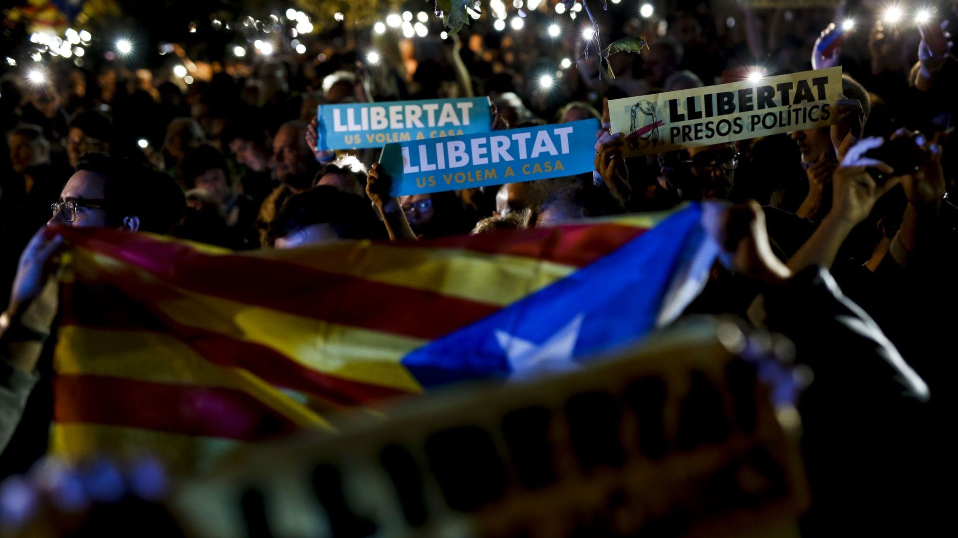 Des milliers de manifestants contre l'incarcération d'anciens ministres catalan