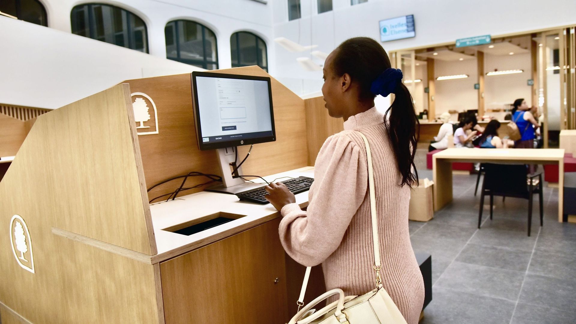 L’une des nouvelles "box" informatiques où les citoyens peuvent faire de petites démarches via le web, assistés si besoin par des membres de l’administration ixelloise