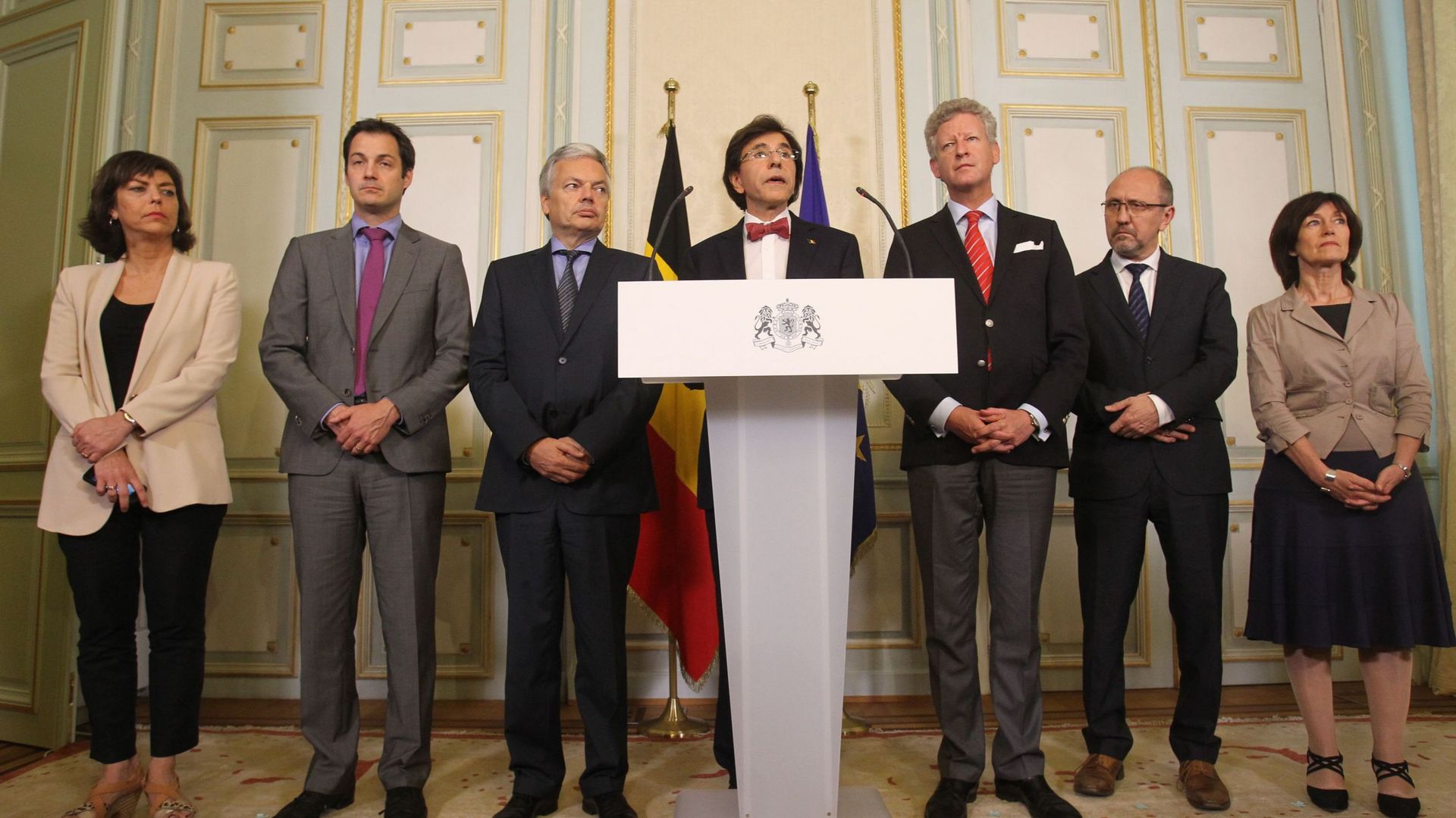 Le Premier ministre Elio Di Rupo le 3 juillet 2013, entouré des membres du kern