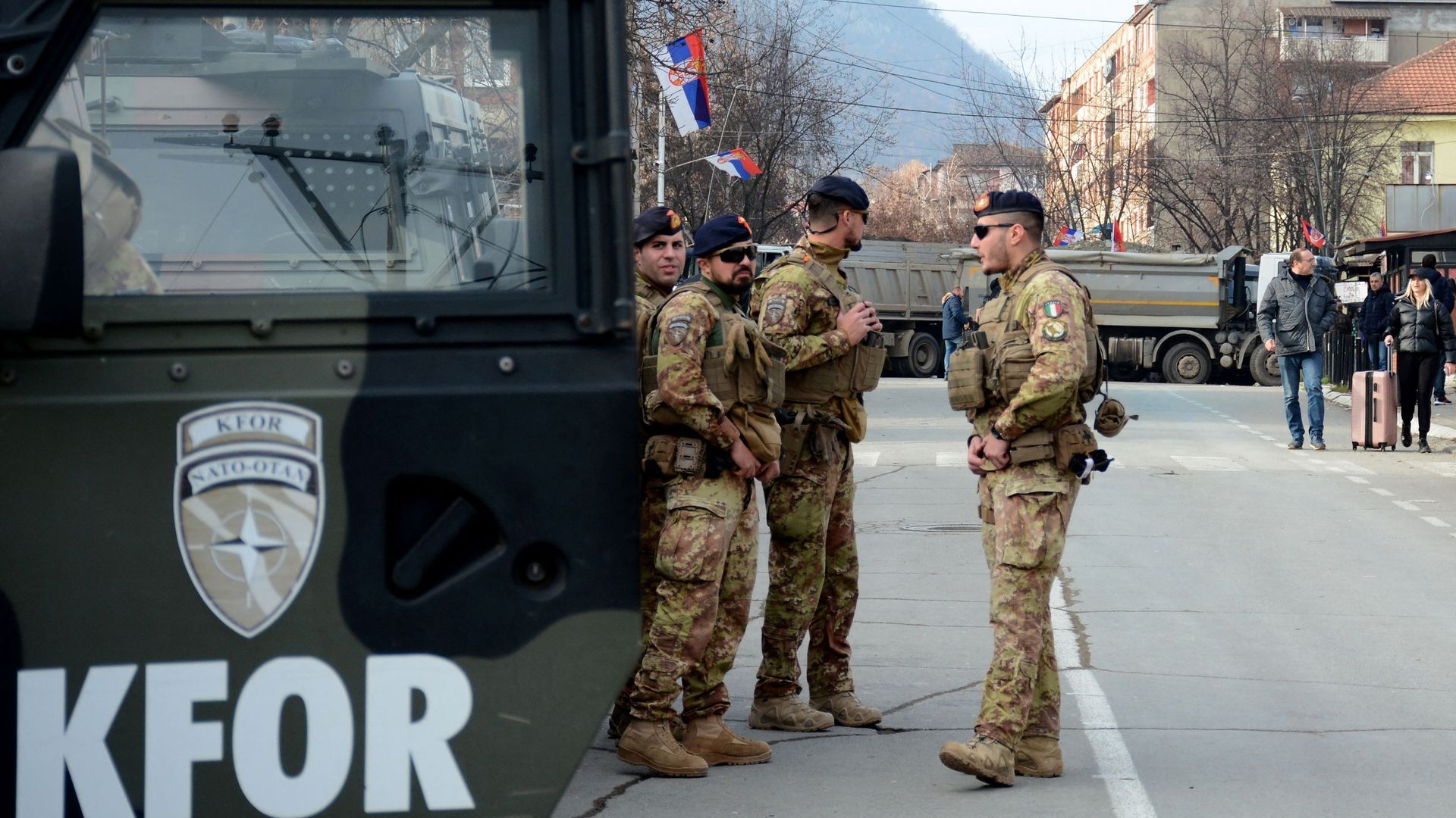 Des soldats italiens servant dans une mission internationale de maintien de la paix dirigée par l’OTAN au Kosovo (KFOR) patrouillent près d’une barricade routière mise en place dans la ville divisée de Mitrovica, le 29 décembre 2022.